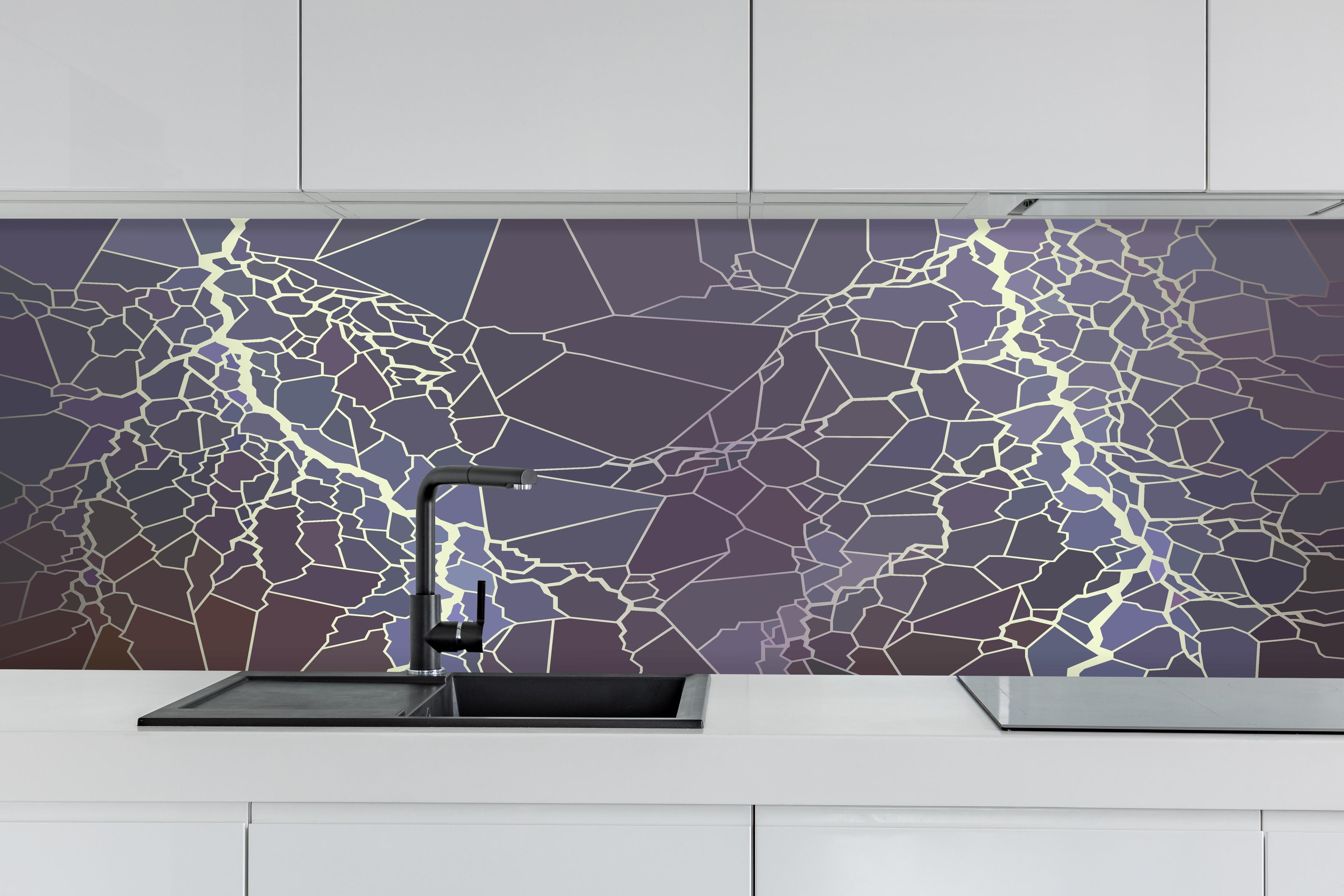 Küche - Digital Art Blau-Violettes Muster Design hinter weißen Hochglanz-Küchenregalen und schwarzem Wasserhahn