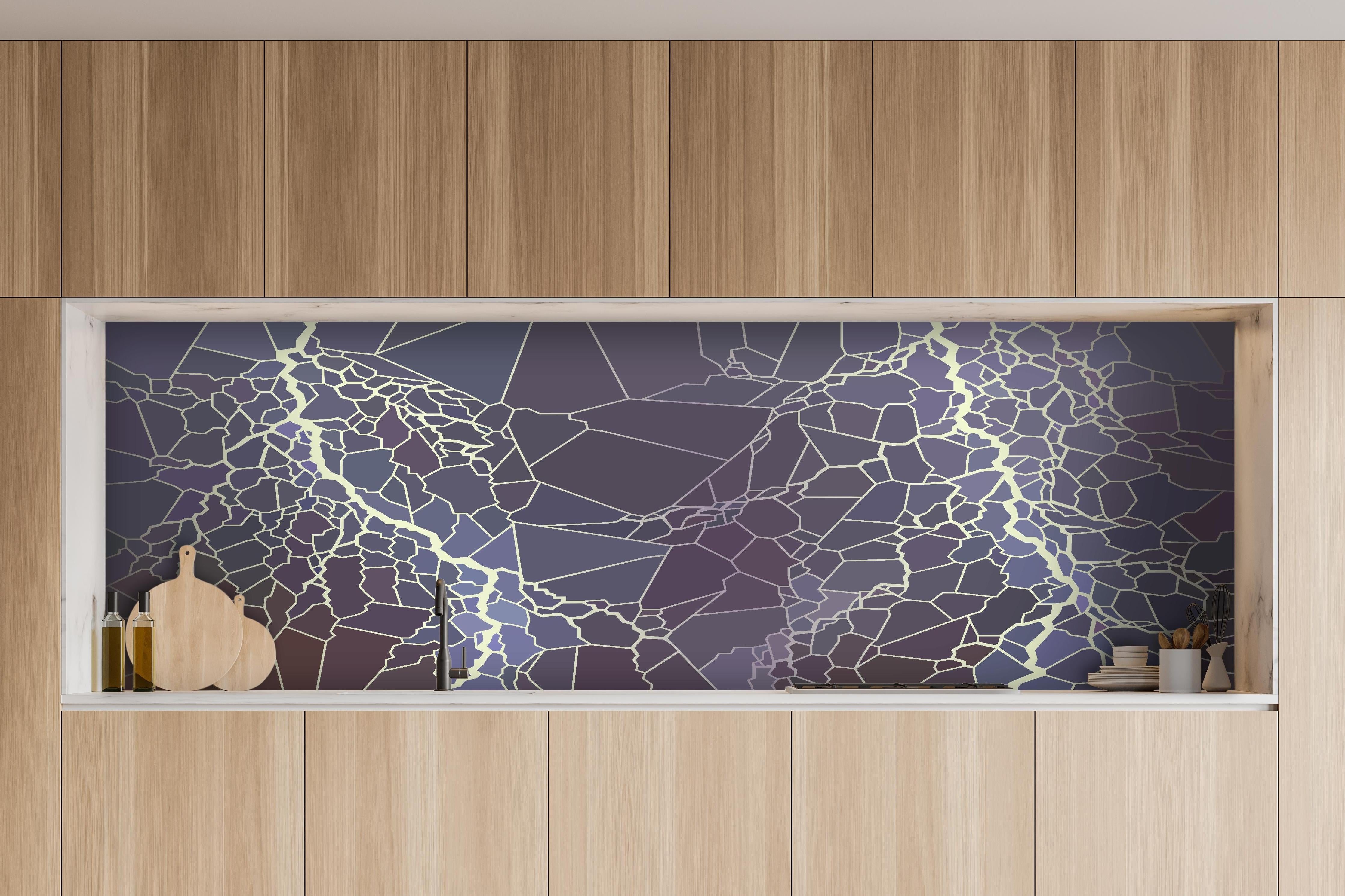 Küche - Digital Art Blau-Violettes Muster Design hinter weißen Hochglanz-Küchenregalen und schwarzem Wasserhahn