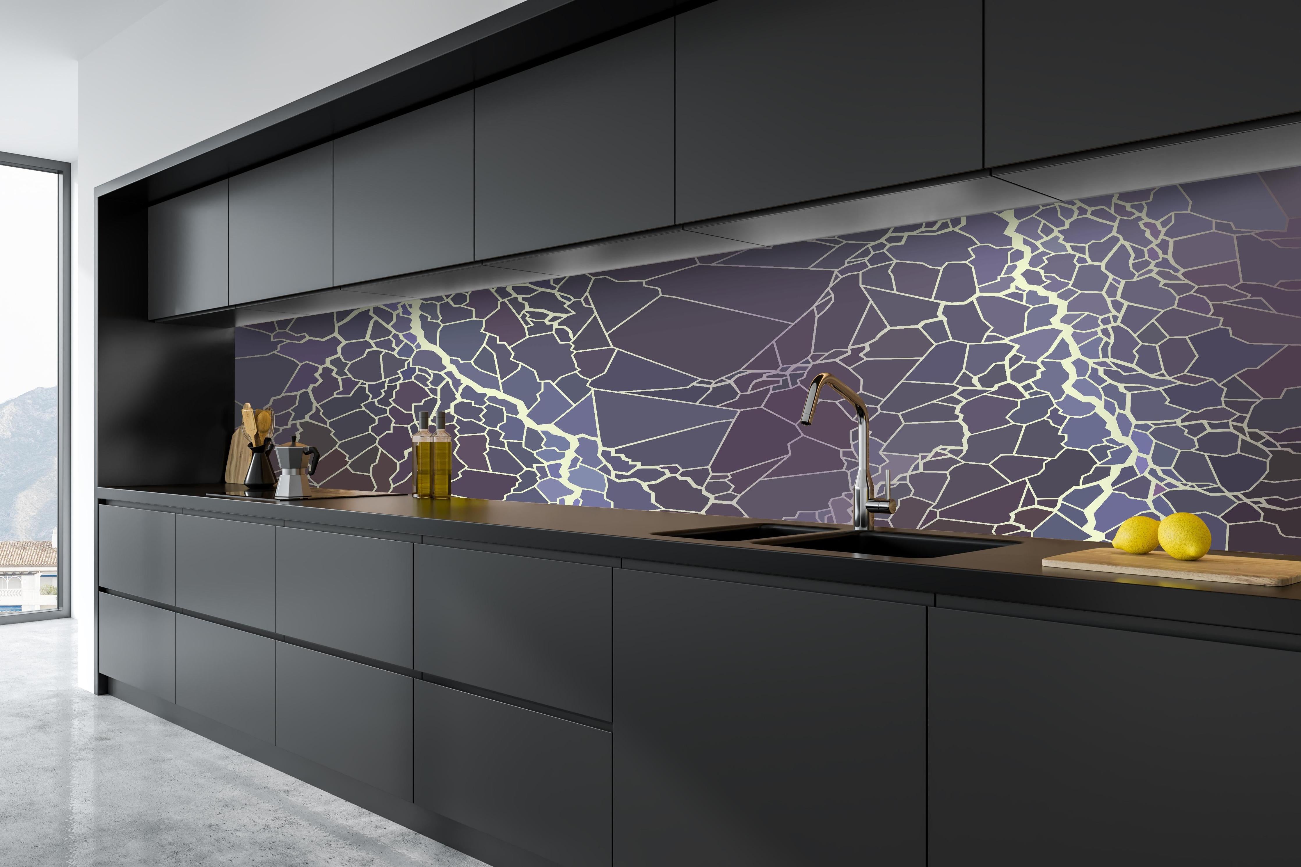 Küche - Digital Art Blau-Violettes Muster Design hinter weißen Hochglanz-Küchenregalen und schwarzem Wasserhahn