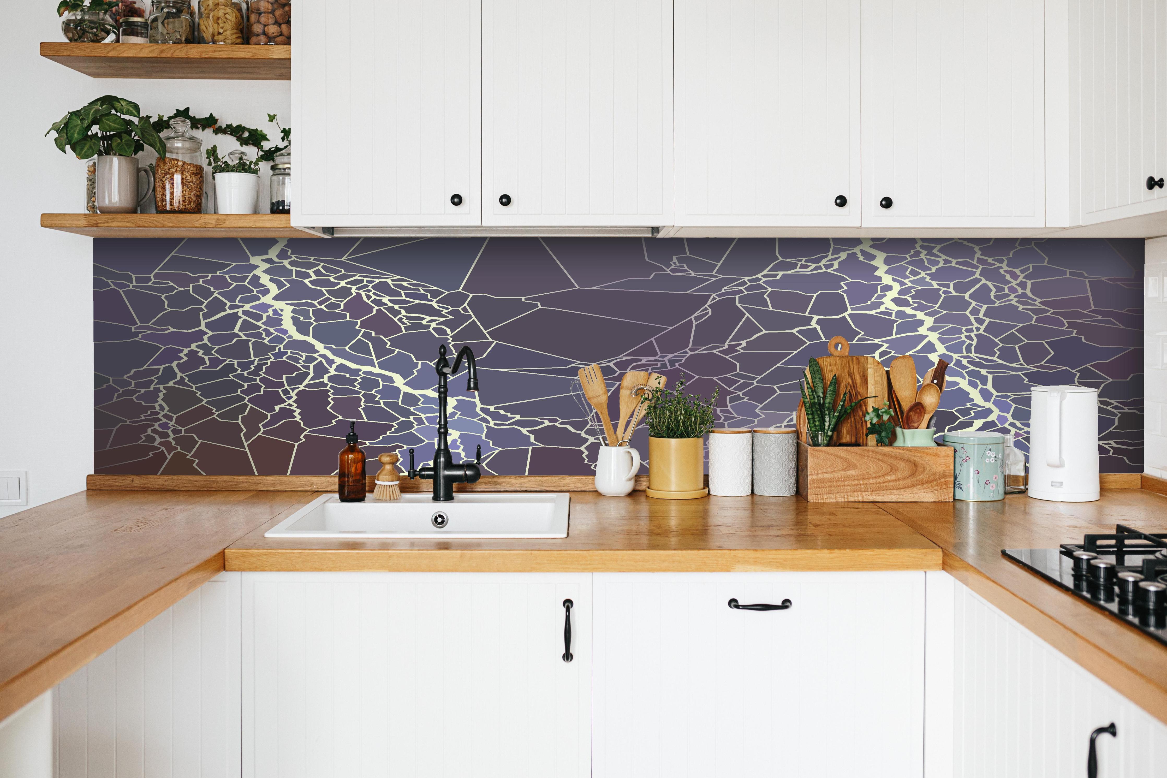 Küche - Digital Art Blau-Violettes Muster Design hinter weißen Hochglanz-Küchenregalen und schwarzem Wasserhahn