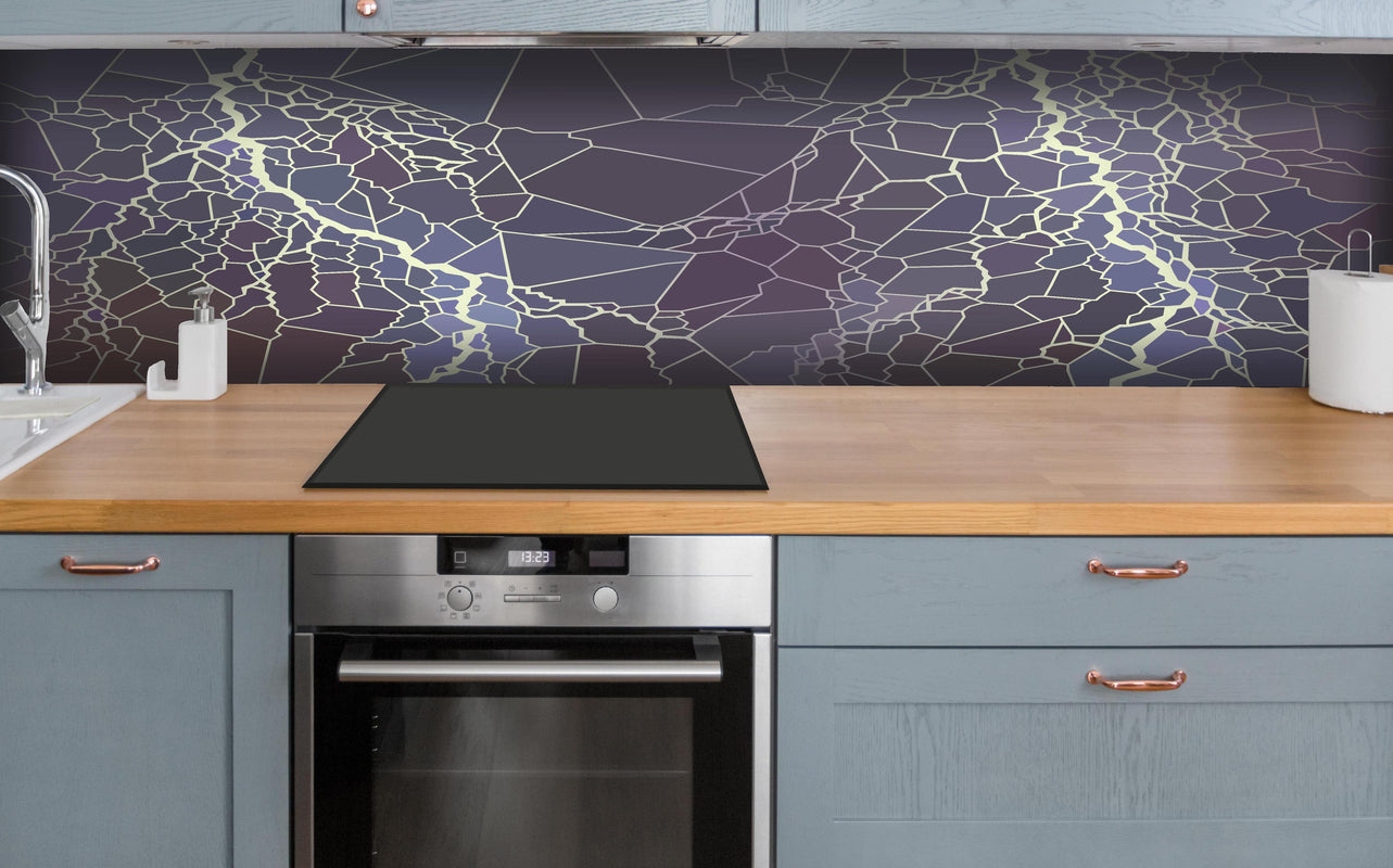 Küche - Digital Art Blau-Violettes Muster Design hinter weißen Hochglanz-Küchenregalen und schwarzem Wasserhahn