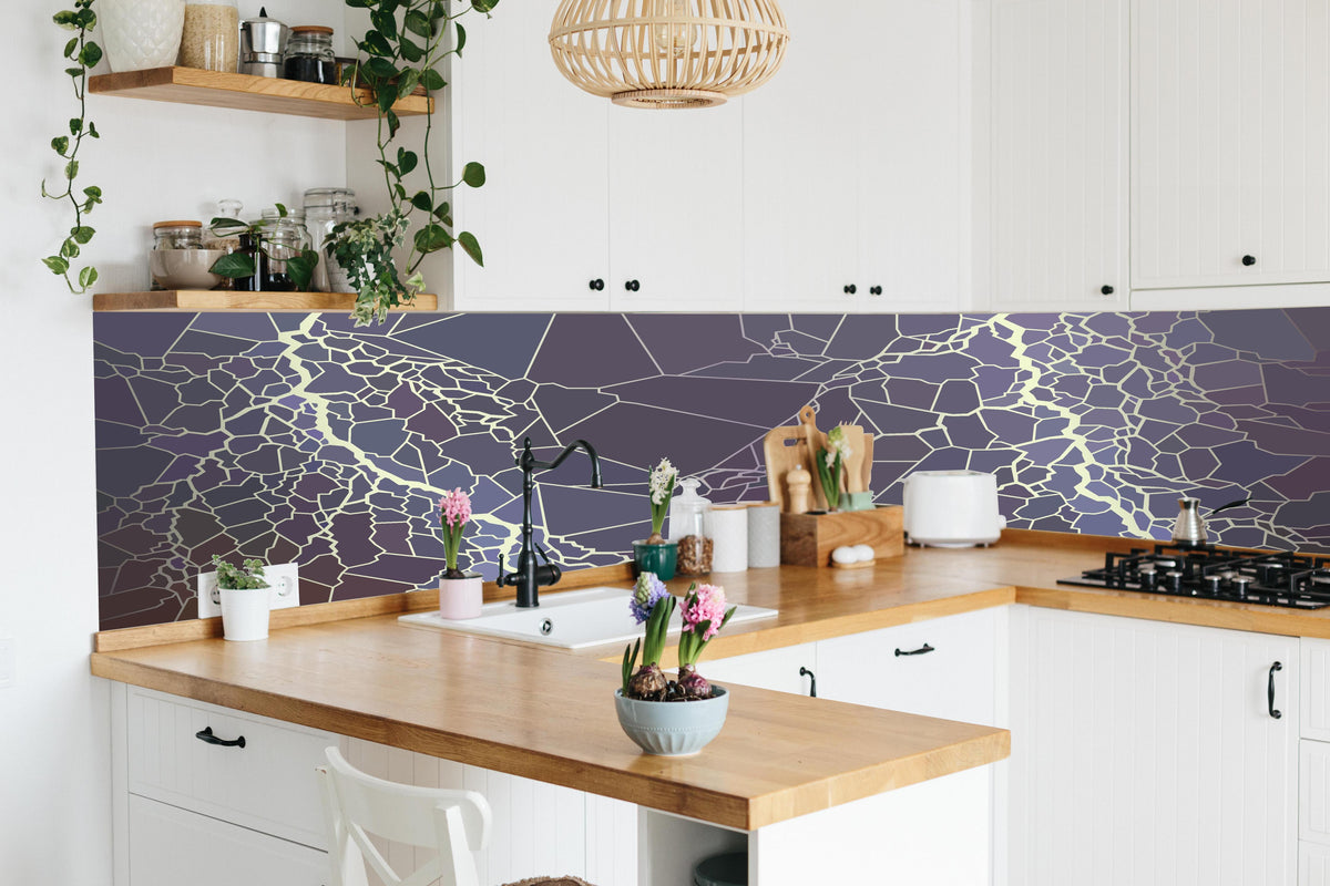 Küche - Digital Art Blau-Violettes Muster Design hinter weißen Hochglanz-Küchenregalen und schwarzem Wasserhahn