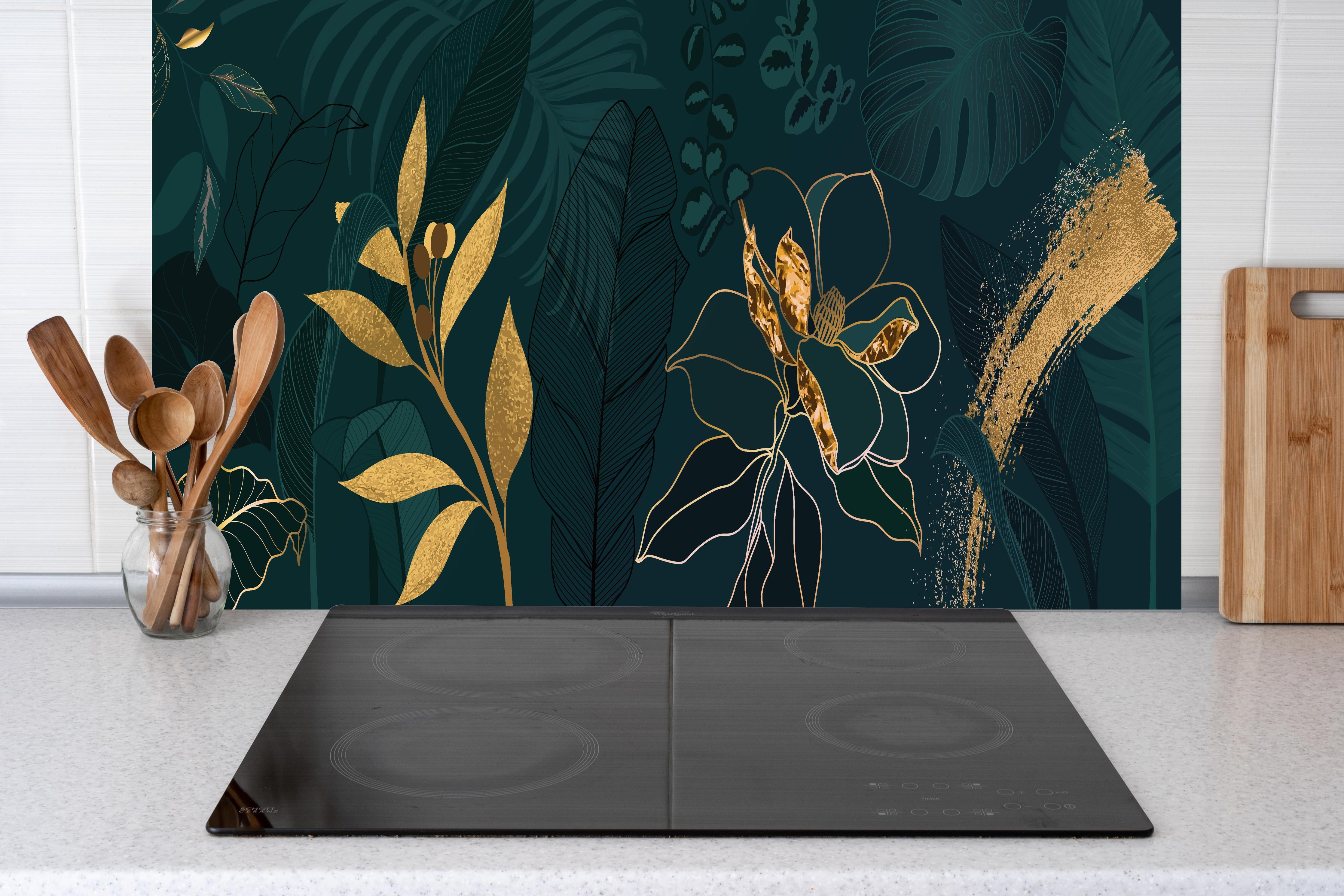 Küche - Dschungelmotive mit Goldlinien-Kunst hinter weißen Hochglanz-Küchenregalen und schwarzem Wasserhahn