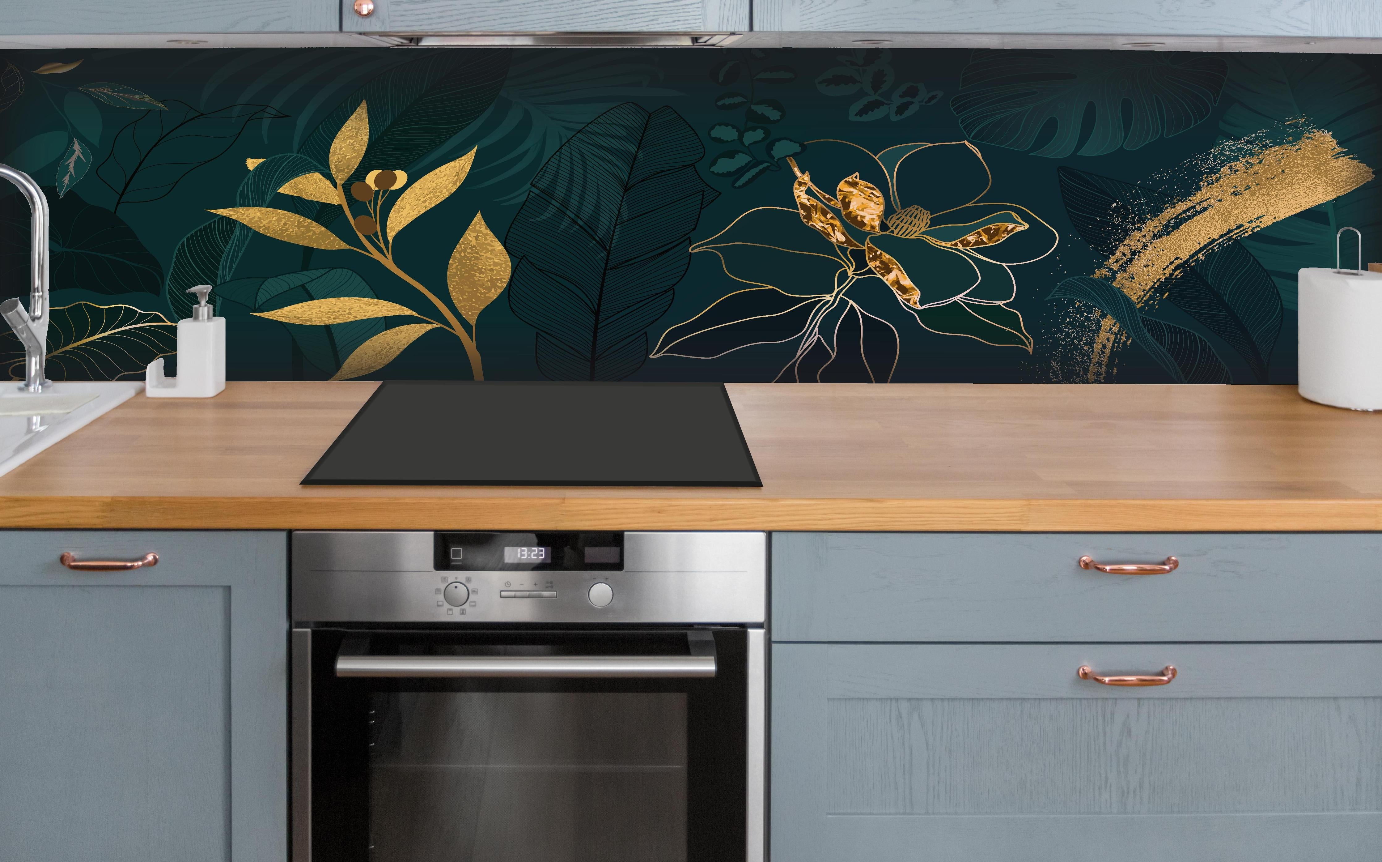 Küche - Dschungelmotive mit Goldlinien-Kunst hinter weißen Hochglanz-Küchenregalen und schwarzem Wasserhahn