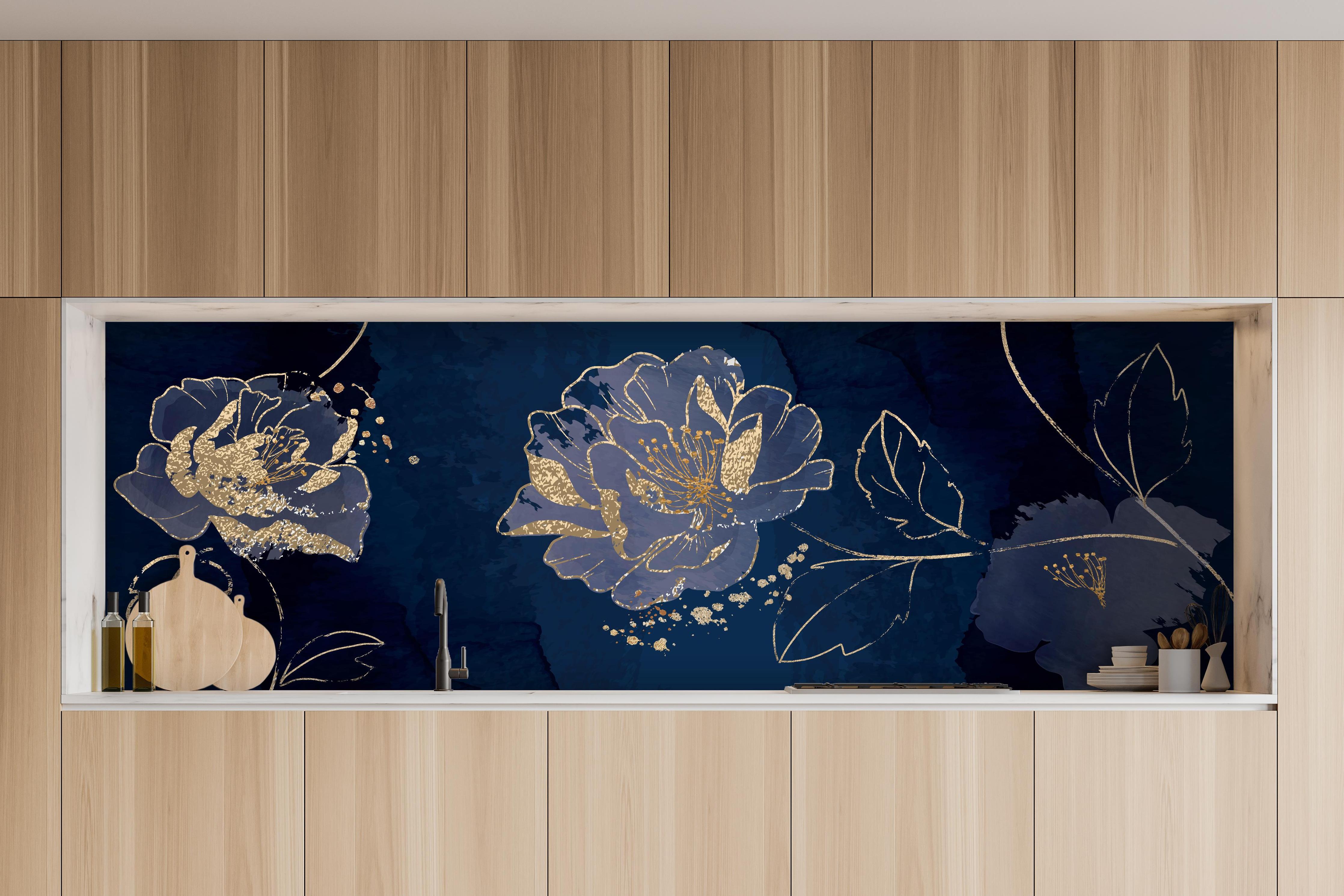 Küche - Dunkelblau Goldene Blumen Illustration hinter weißen Hochglanz-Küchenregalen und schwarzem Wasserhahn