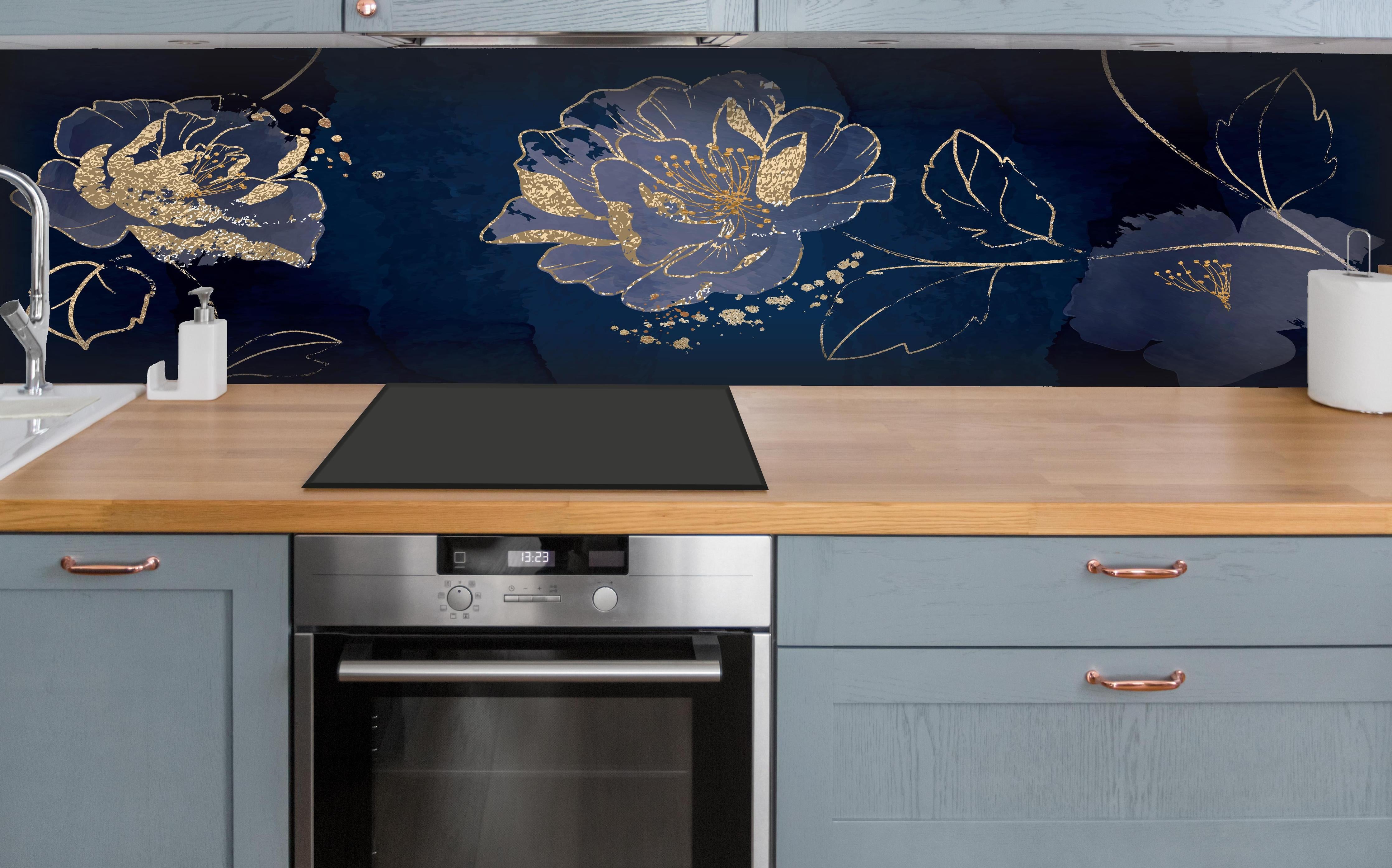 Küche - Dunkelblau Goldene Blumen Illustration hinter weißen Hochglanz-Küchenregalen und schwarzem Wasserhahn