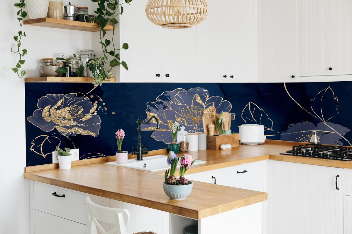 Küche - Dunkelblau Goldene Blumen Illustration hinter weißen Hochglanz-Küchenregalen und schwarzem Wasserhahn