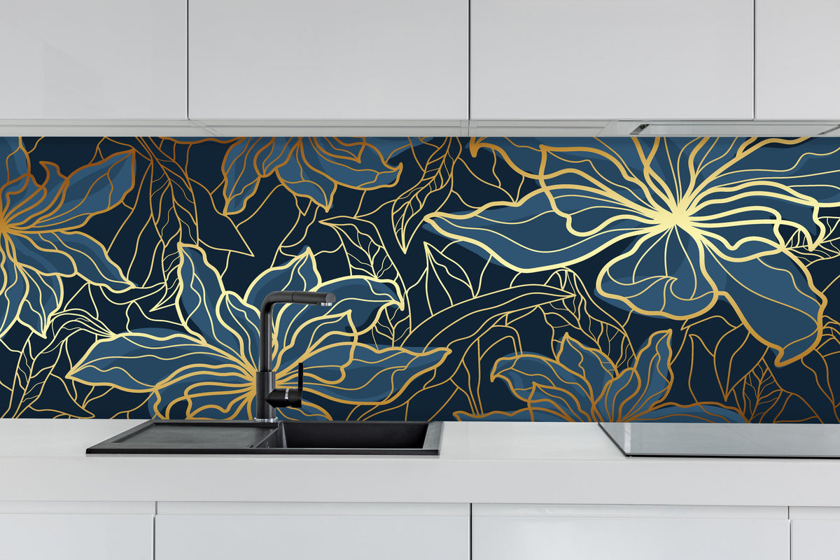 Küche - Dunkelblaues Floral-Design mit goldenen Akzenten hinter weißen Hochglanz-Küchenregalen und schwarzem Wasserhahn