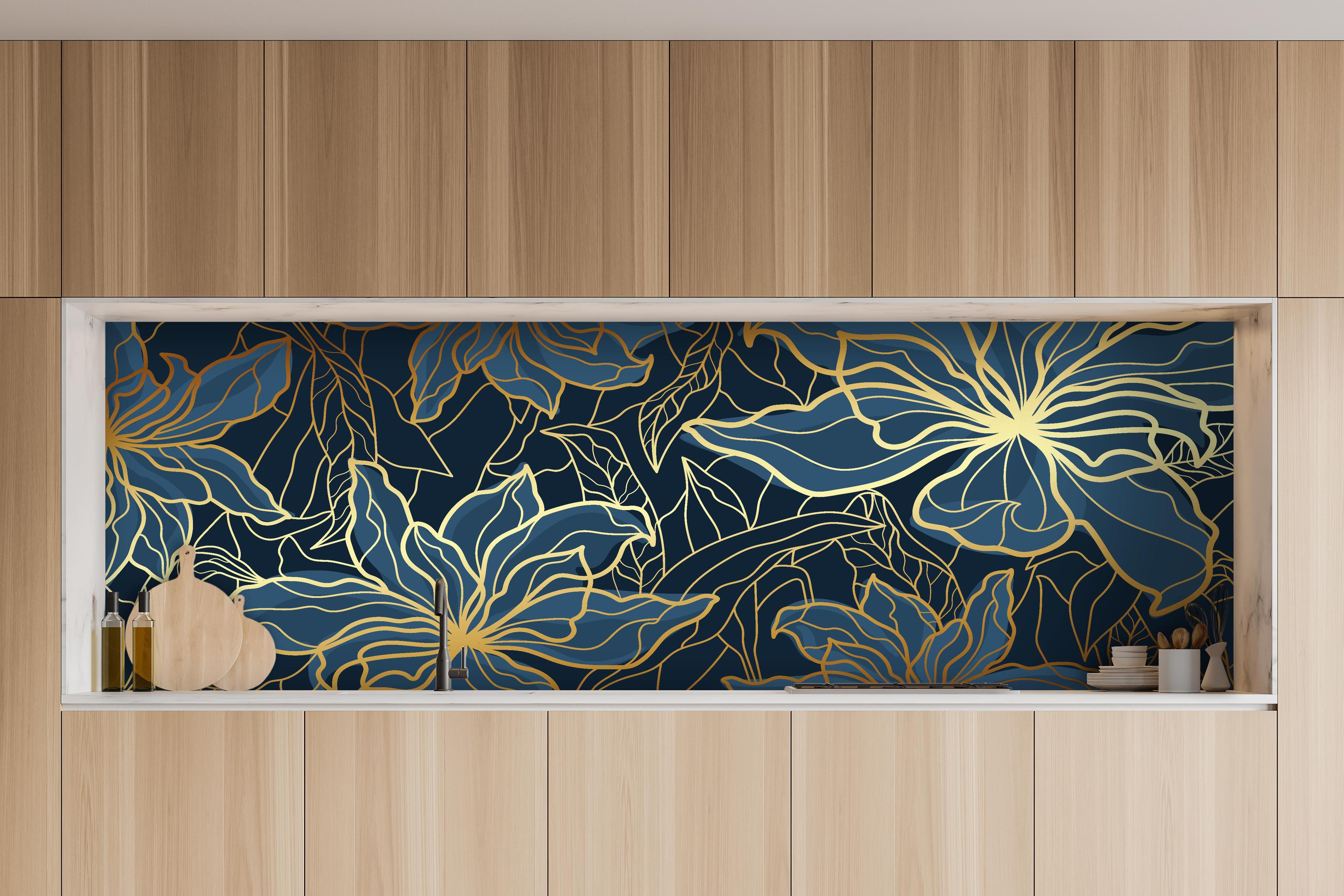 Küche - Dunkelblaues Floral-Design mit goldenen Akzenten hinter weißen Hochglanz-Küchenregalen und schwarzem Wasserhahn