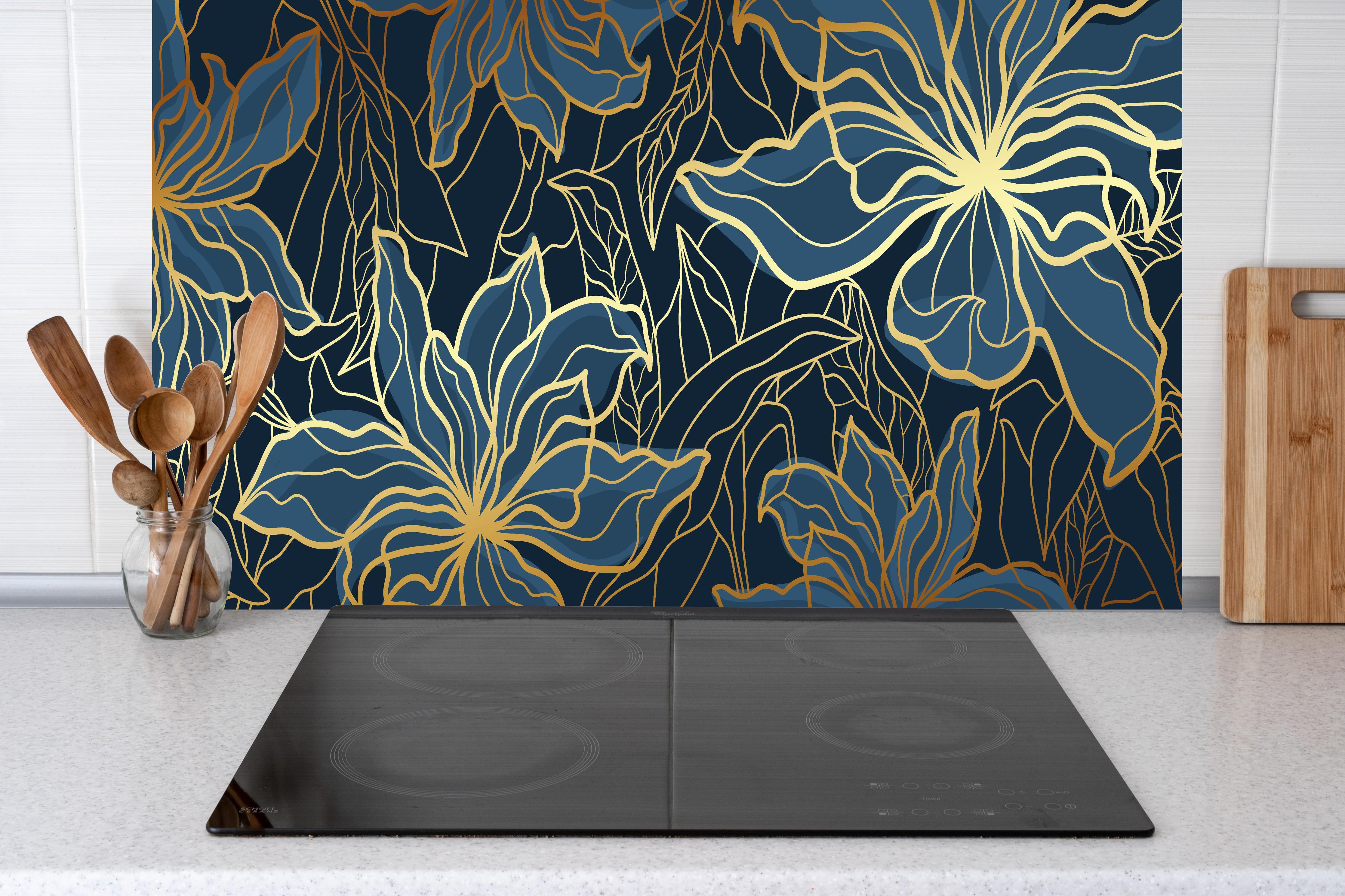 Küche - Dunkelblaues Floral-Design mit goldenen Akzenten hinter weißen Hochglanz-Küchenregalen und schwarzem Wasserhahn