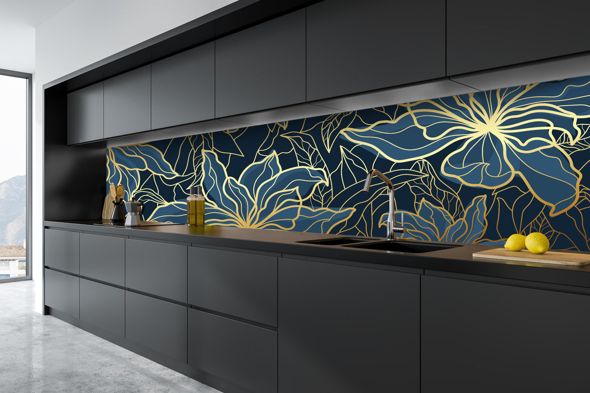 Küche - Dunkelblaues Floral-Design mit goldenen Akzenten hinter weißen Hochglanz-Küchenregalen und schwarzem Wasserhahn