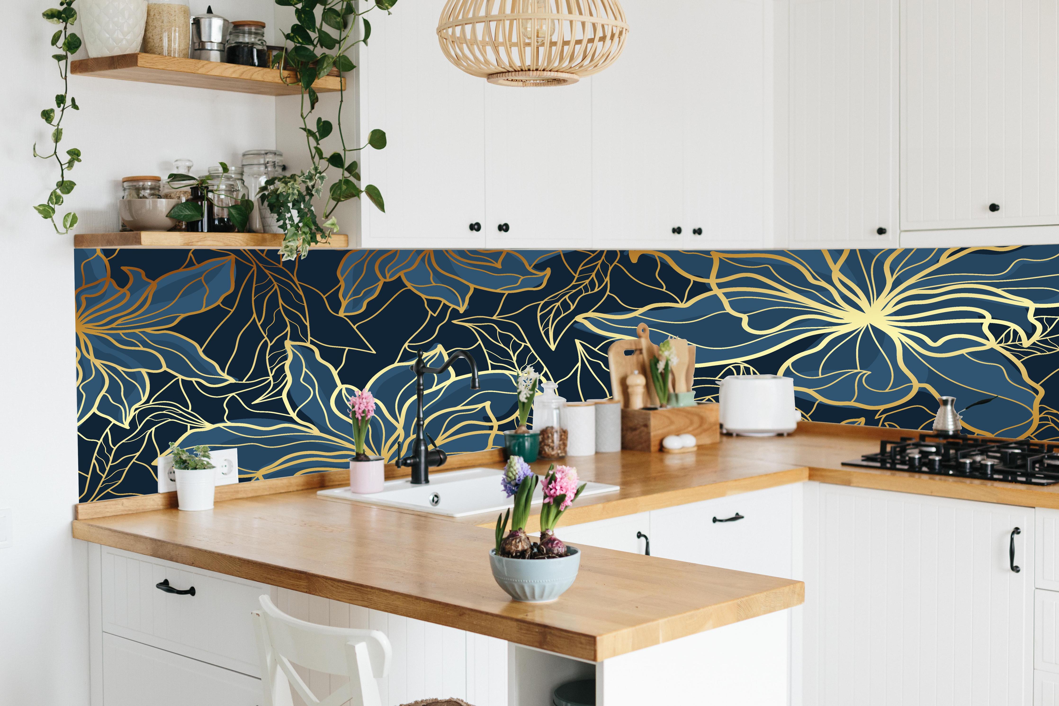 Küche - Dunkelblaues Floral-Design mit goldenen Akzenten hinter weißen Hochglanz-Küchenregalen und schwarzem Wasserhahn