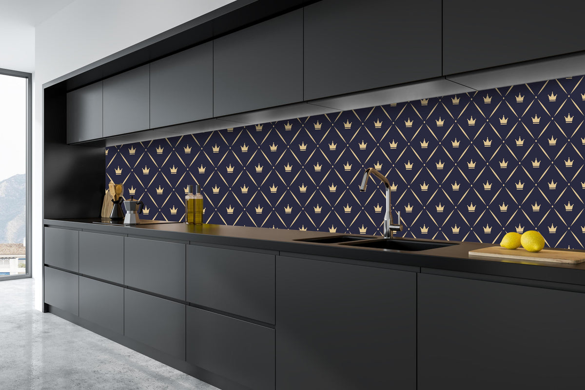 Küche - Dunkelblaues Muster mit goldener Verzierung hinter weißen Hochglanz-Küchenregalen und schwarzem Wasserhahn