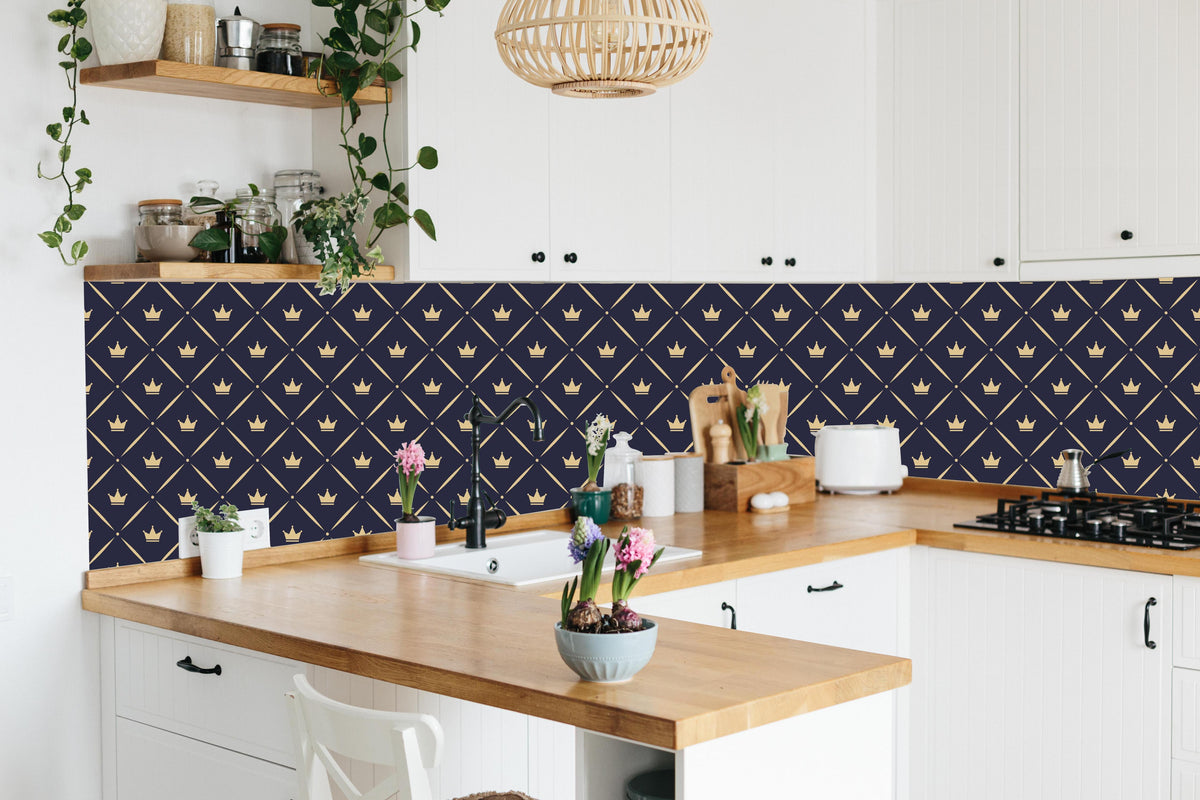 Küche - Dunkelblaues Muster mit goldener Verzierung hinter weißen Hochglanz-Küchenregalen und schwarzem Wasserhahn