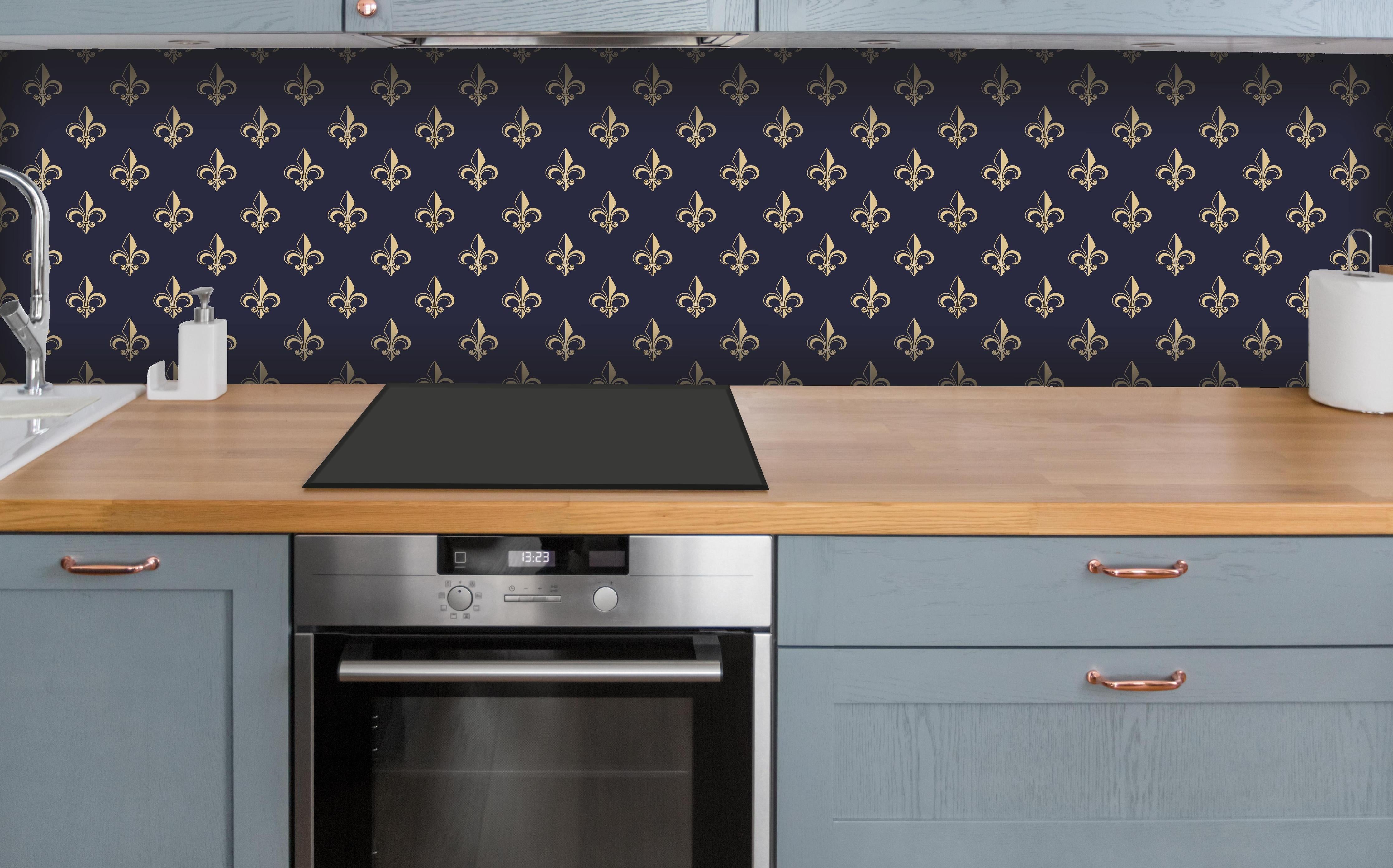 Küche - Dunkelblaues nautisches Muster Design hinter weißen Hochglanz-Küchenregalen und schwarzem Wasserhahn