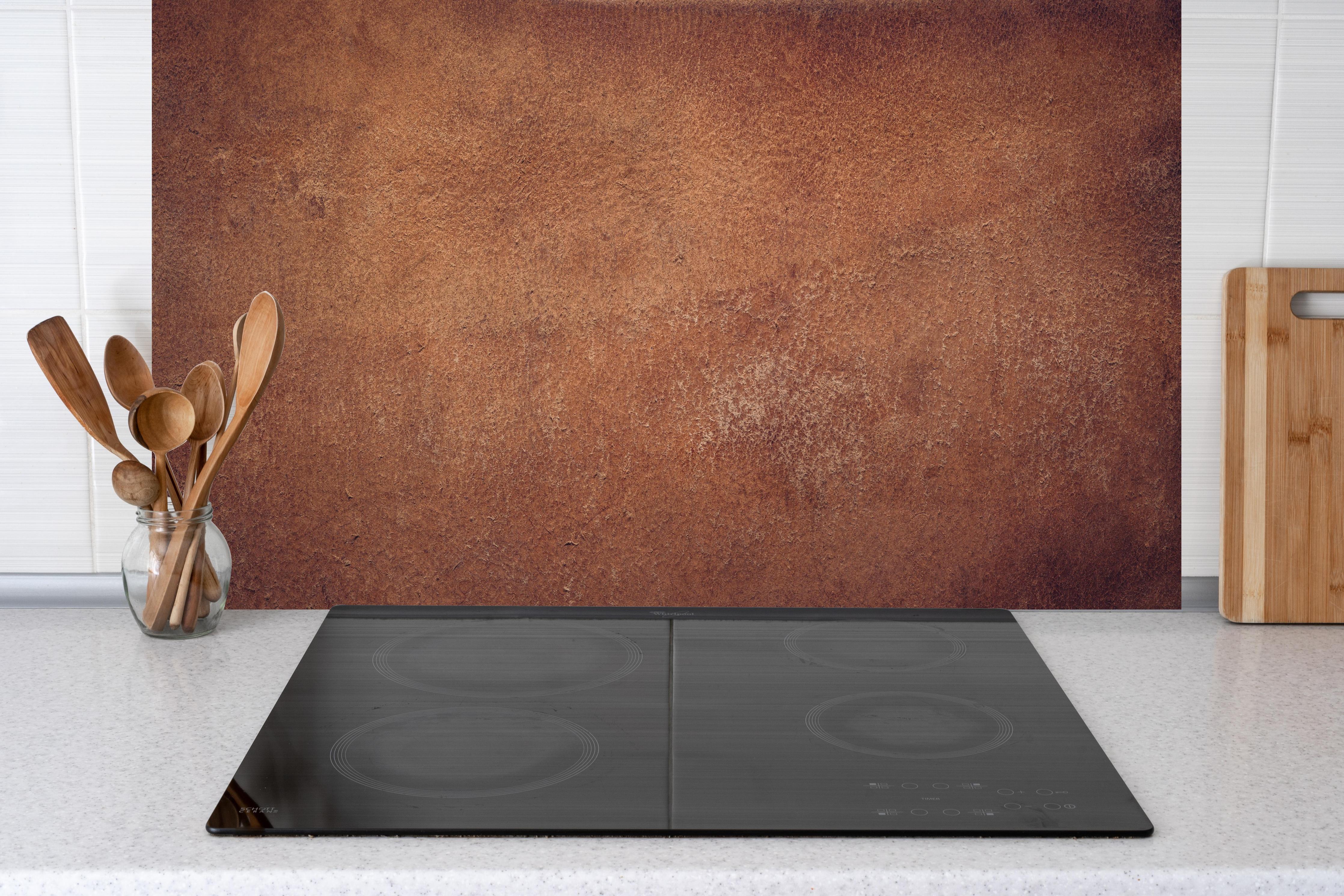 Küche - Dunkelbraune Ledertextur hinter weißen Hochglanz-Küchenregalen und schwarzem Wasserhahn