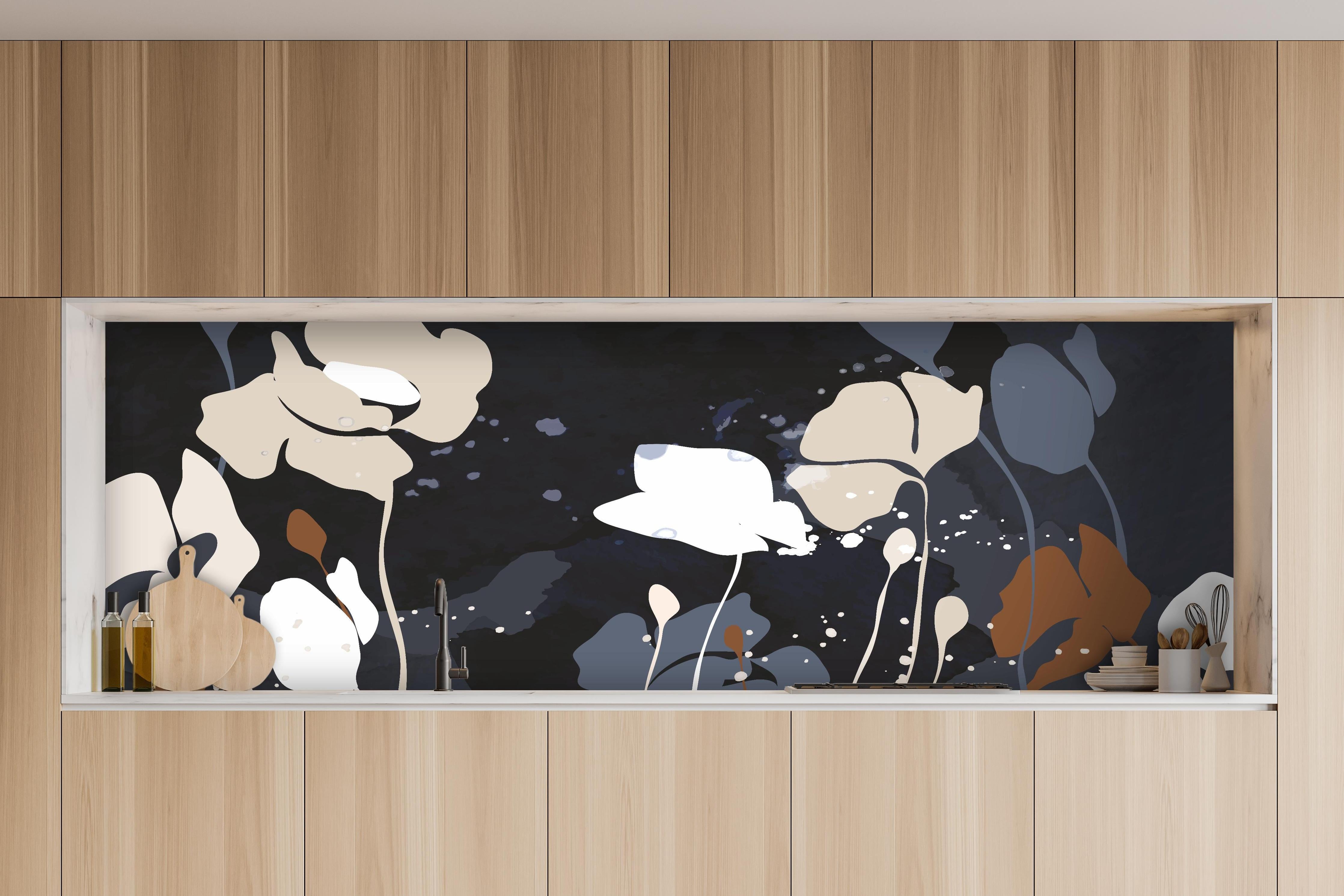 Küche - Dunkelgraue Blumen Silhouette Illustration hinter weißen Hochglanz-Küchenregalen und schwarzem Wasserhahn