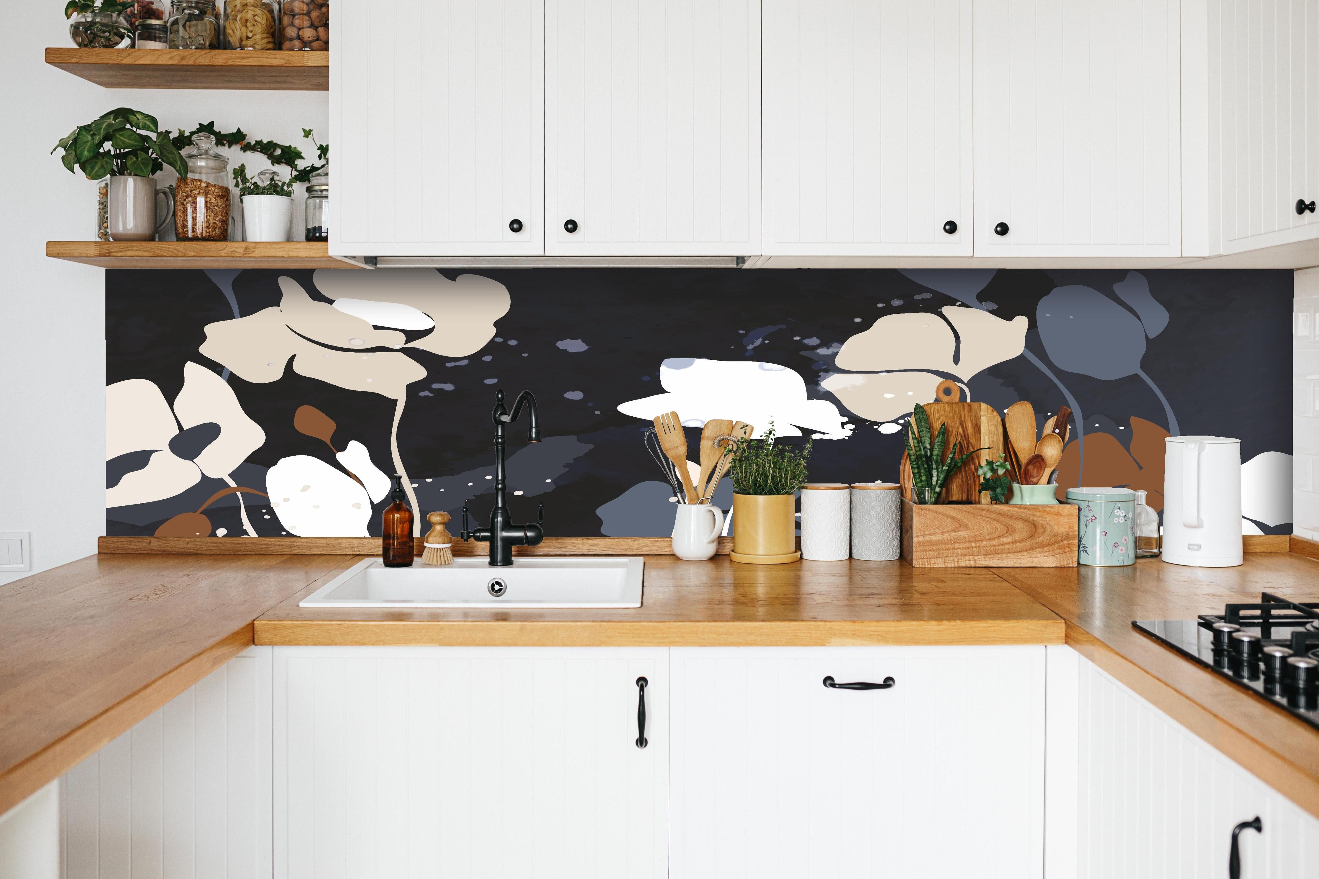 Küche - Dunkelgraue Blumen Silhouette Illustration hinter weißen Hochglanz-Küchenregalen und schwarzem Wasserhahn