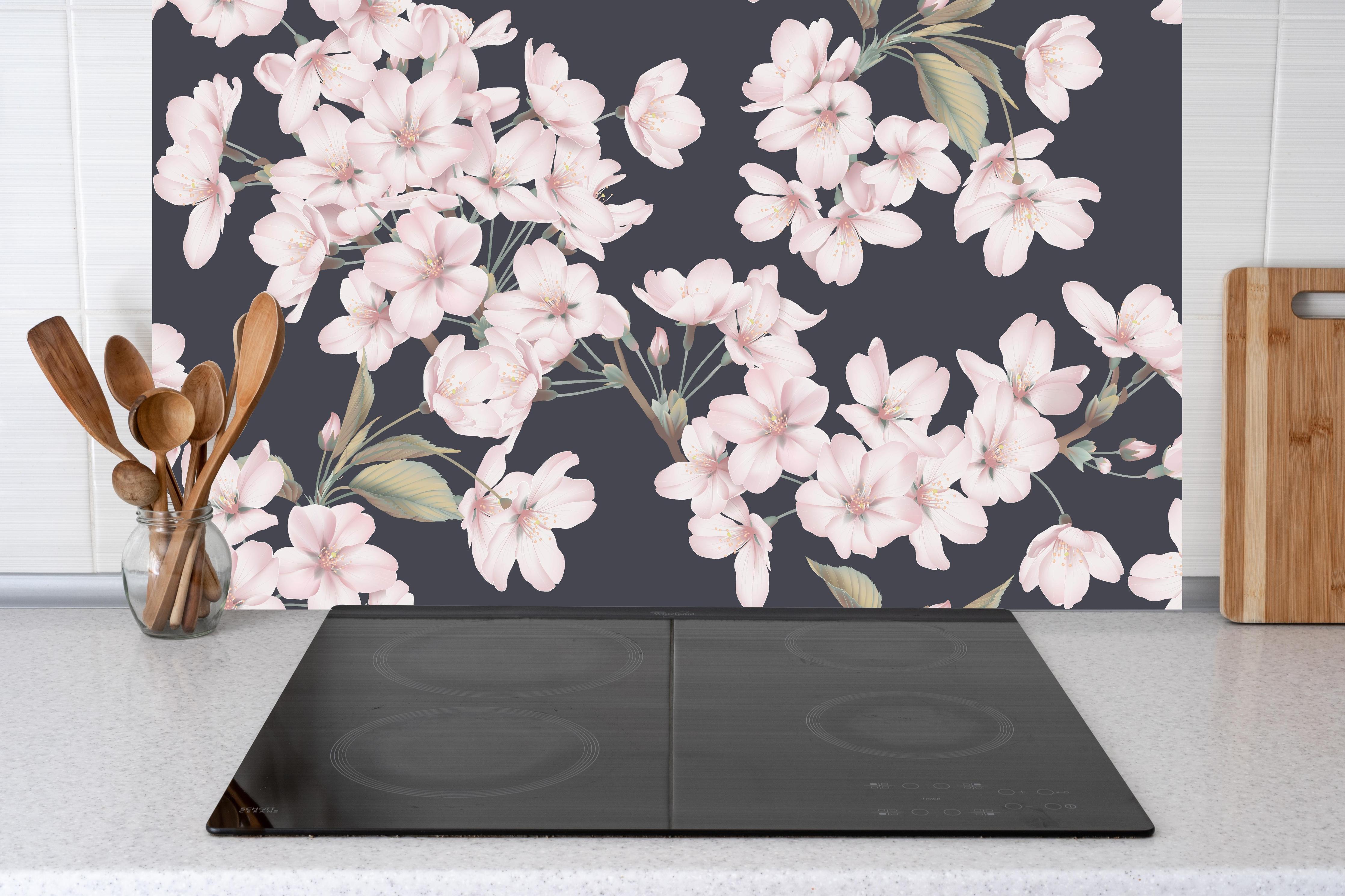 Küche - Dunkelgraues Sakura Blumen Nahtloses Muster hinter weißen Hochglanz-Küchenregalen und schwarzem Wasserhahn