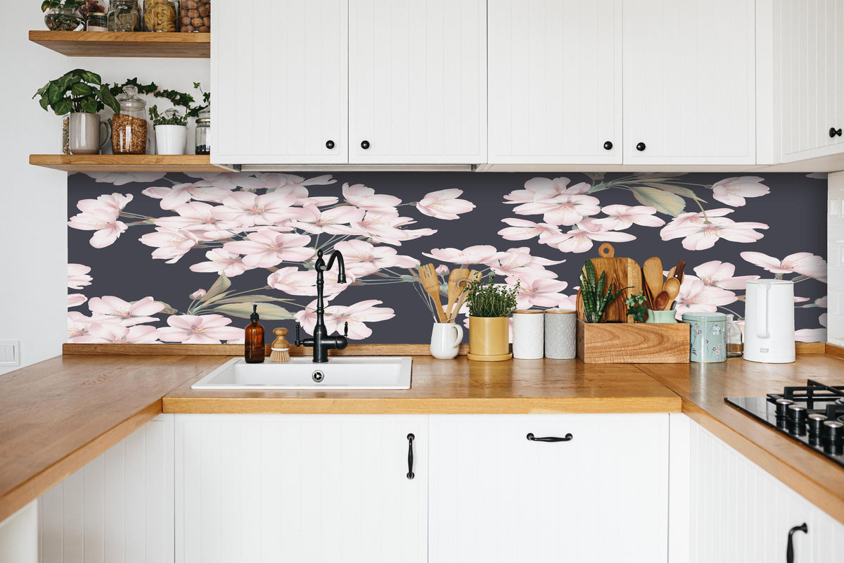Küche - Dunkelgraues Sakura Blumen Nahtloses Muster hinter weißen Hochglanz-Küchenregalen und schwarzem Wasserhahn