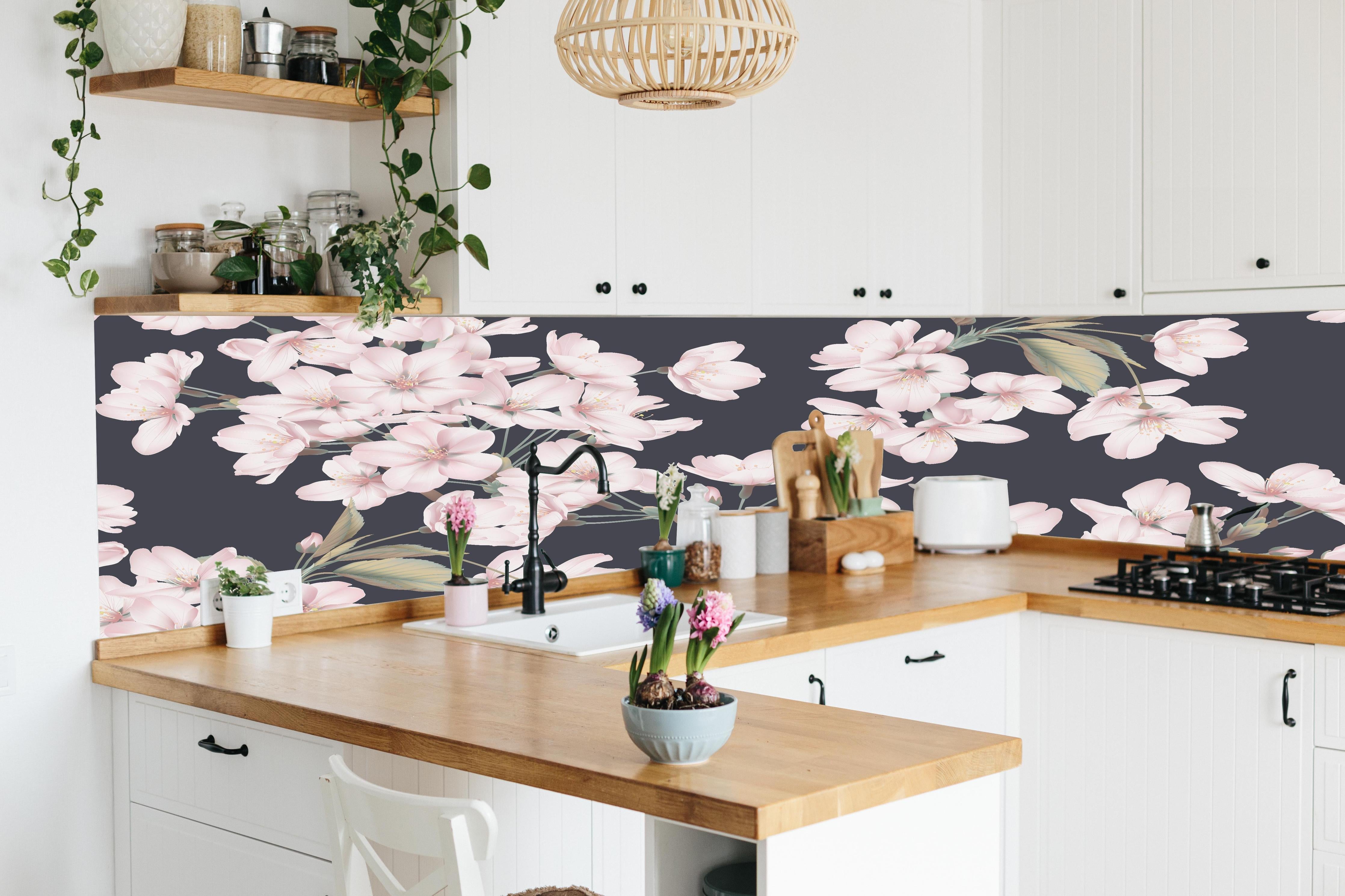 Küche - Dunkelgraues Sakura Blumen Nahtloses Muster hinter weißen Hochglanz-Küchenregalen und schwarzem Wasserhahn