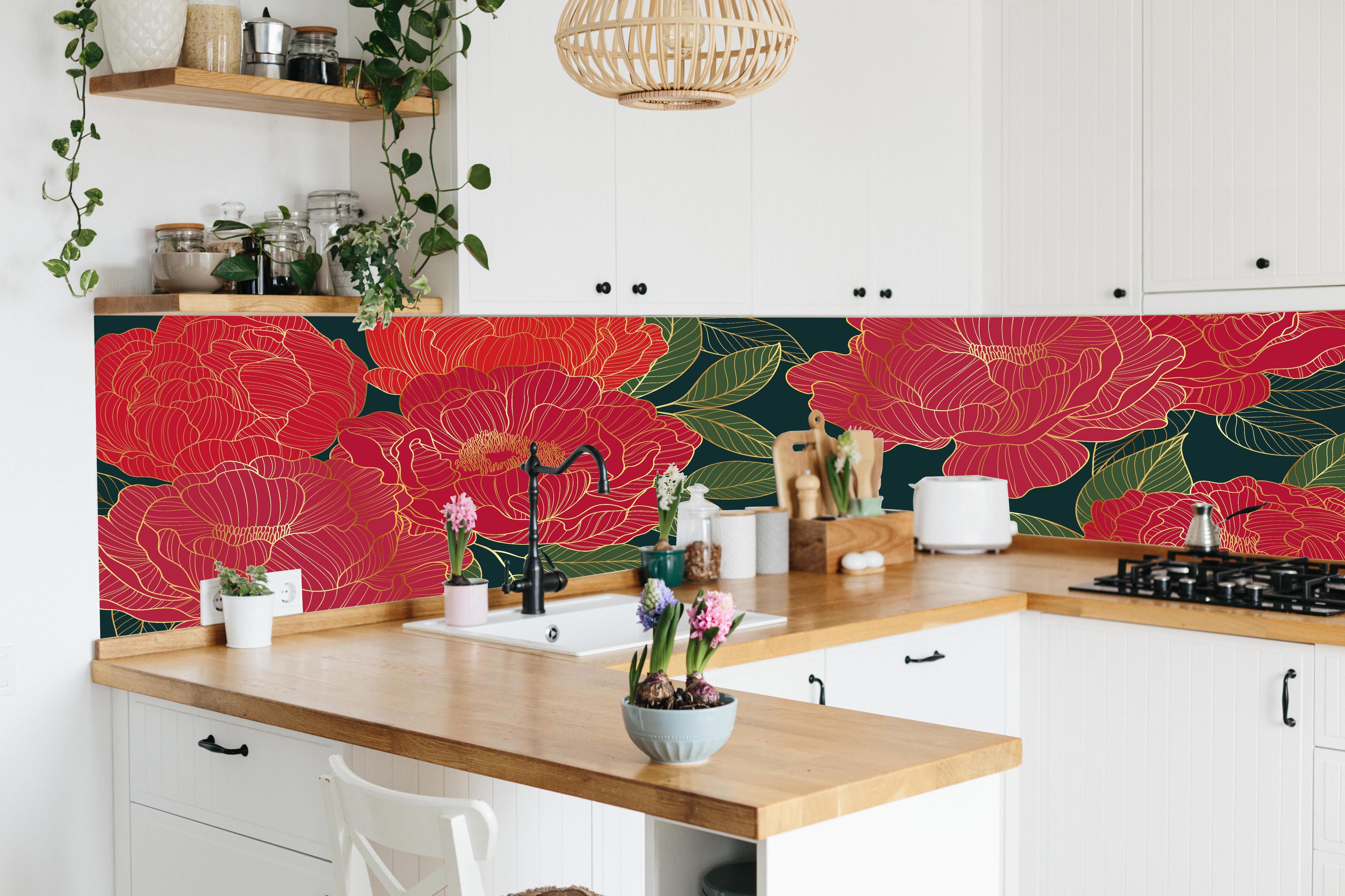 Küche - Dunkelrote Pfingstrosen auf Nachtgrün hinter weißen Hochglanz-Küchenregalen und schwarzem Wasserhahn