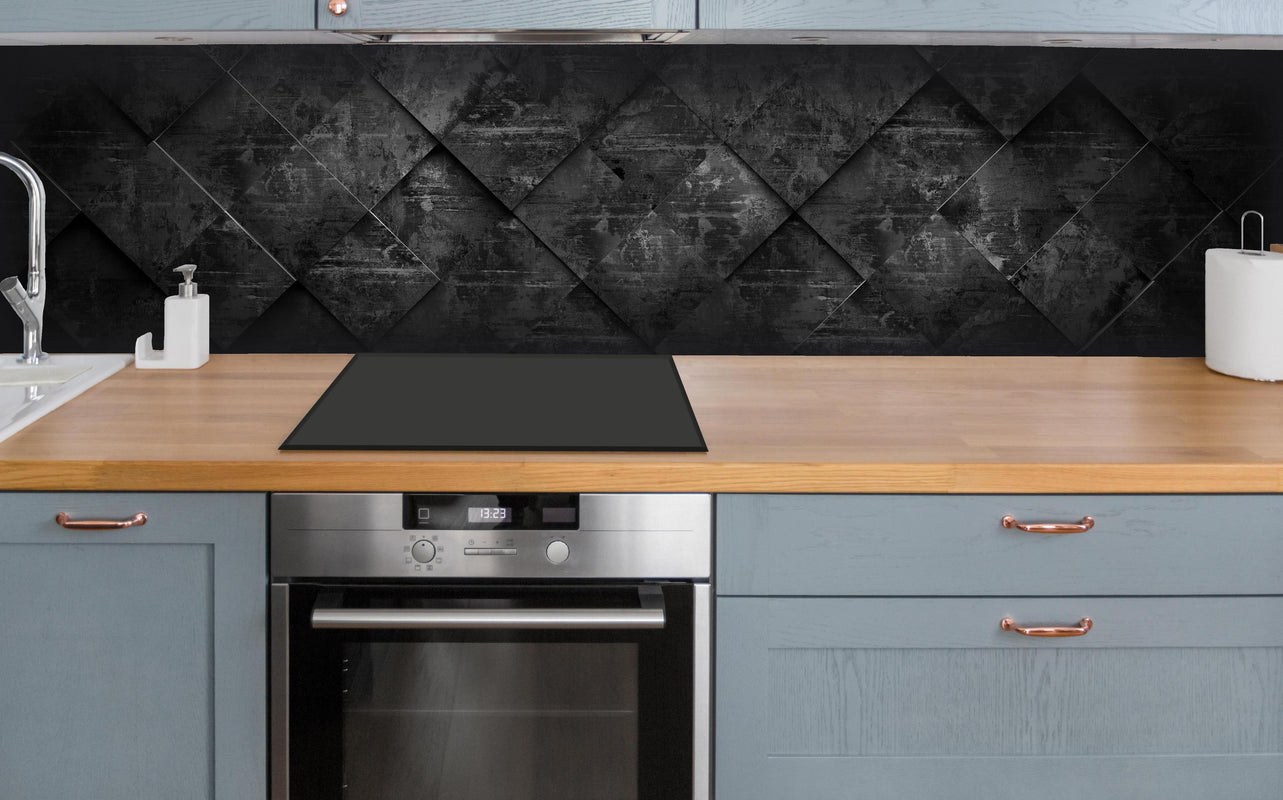 Küche - Dunkler Hintergrund Geometrisches 3D Design hinter weißen Hochglanz-Küchenregalen und schwarzem Wasserhahn