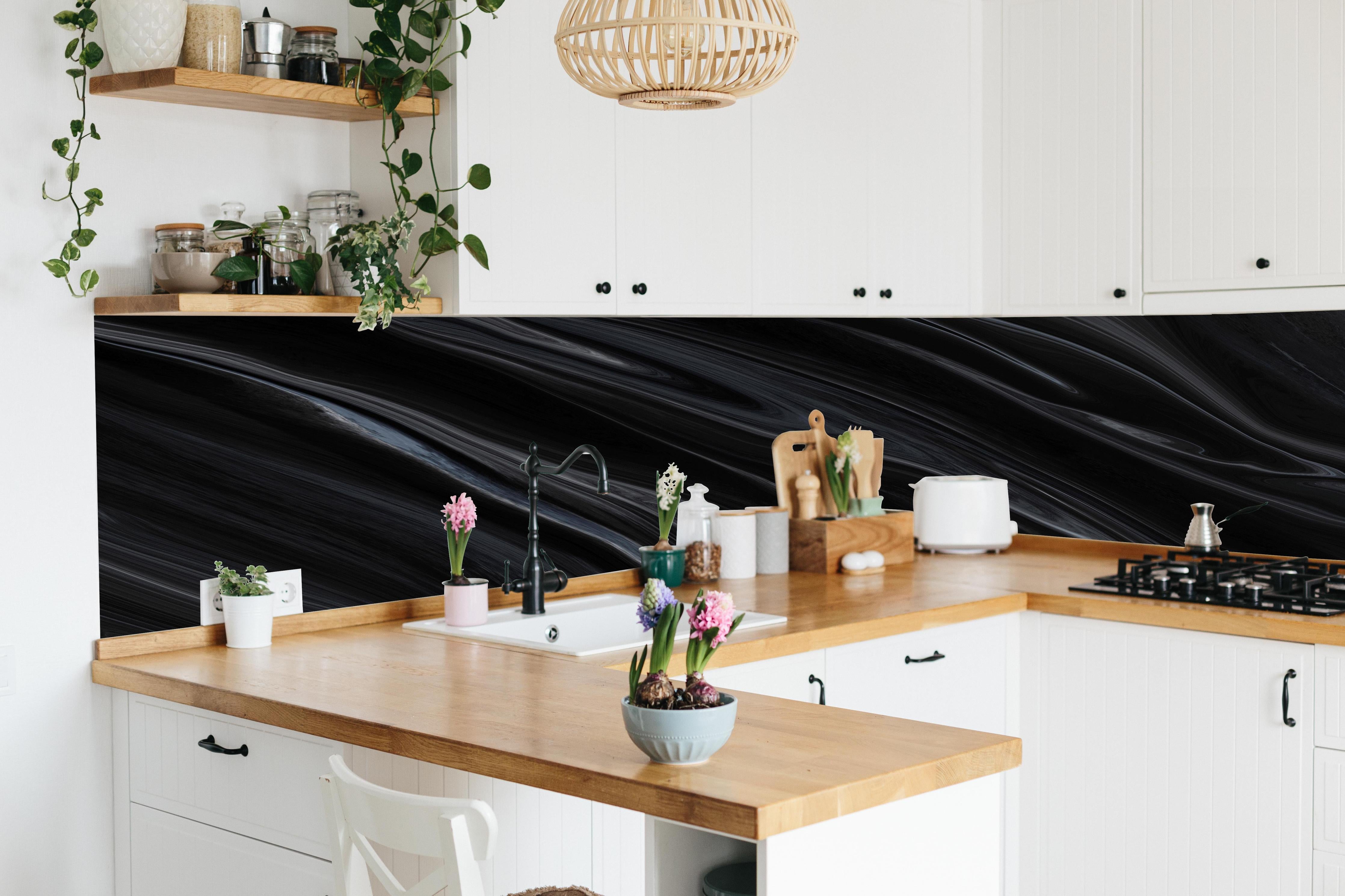 Küche - Dunkler Seidenhintergrund hinter weißen Hochglanz-Küchenregalen und schwarzem Wasserhahn