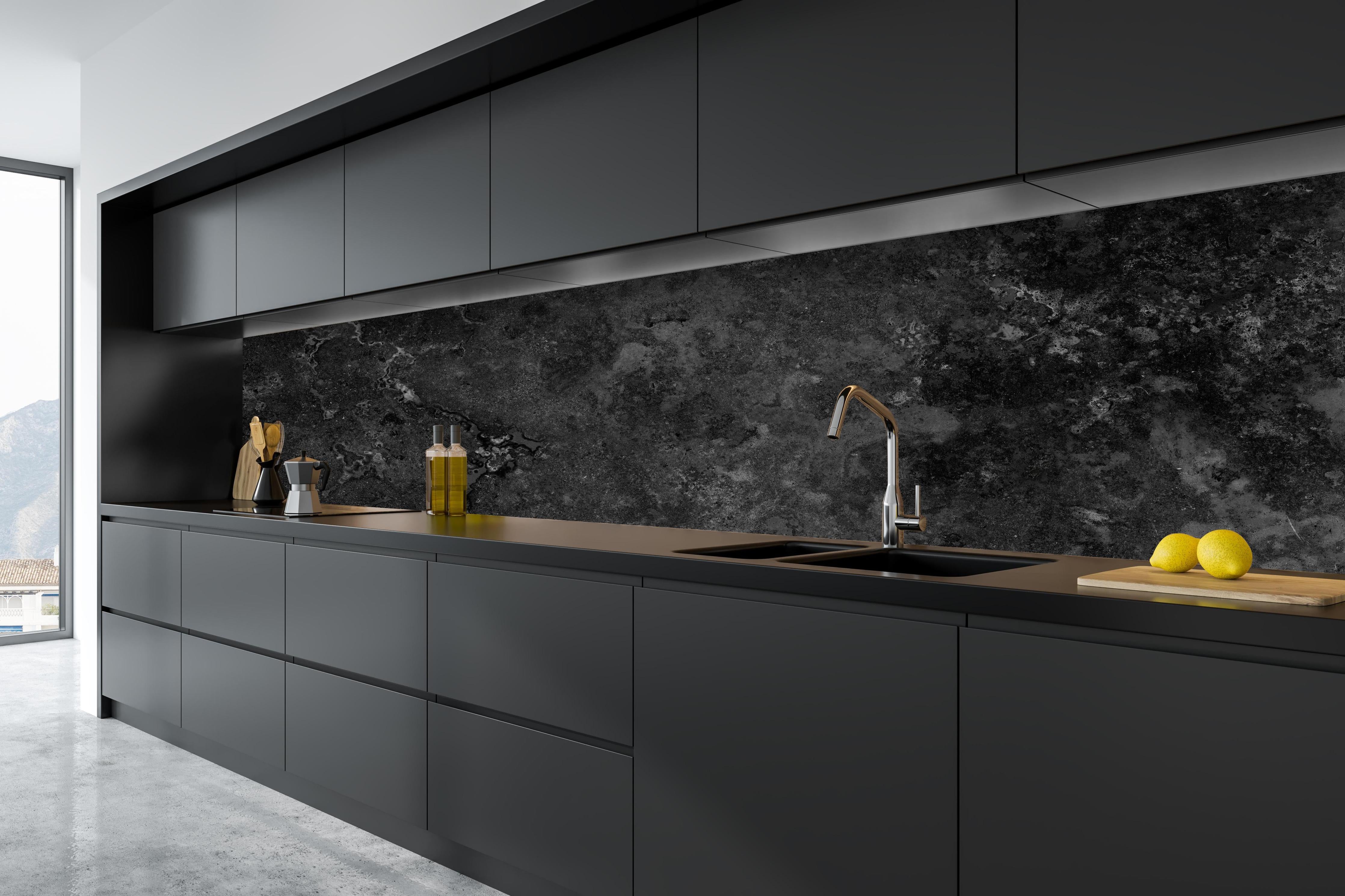 Küche - Dunkles Marmor Stein Design hinter weißen Hochglanz-Küchenregalen und schwarzem Wasserhahn