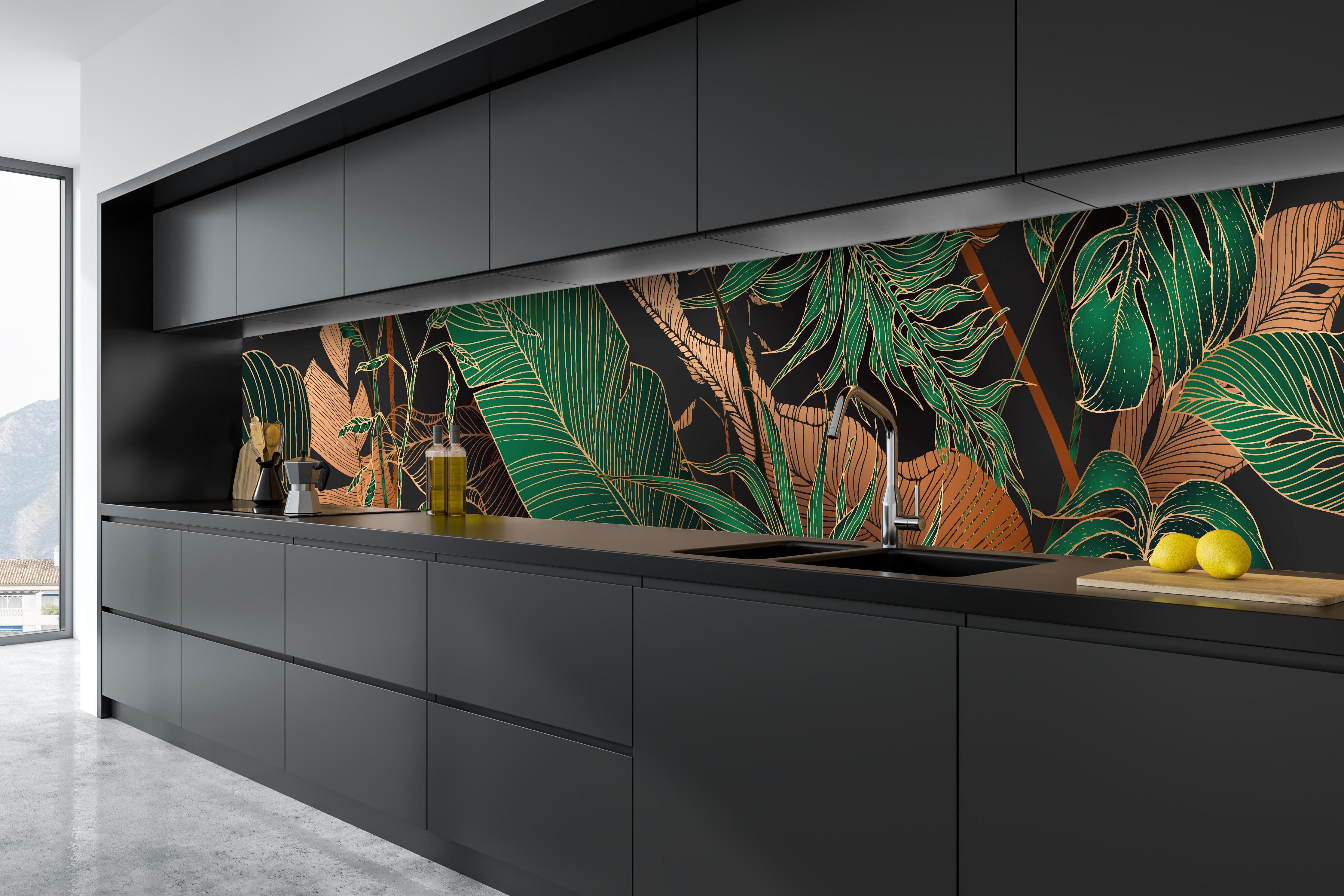 Küche - Dunkles Tropenblatt-Design Textil-Optik hinter weißen Hochglanz-Küchenregalen und schwarzem Wasserhahn