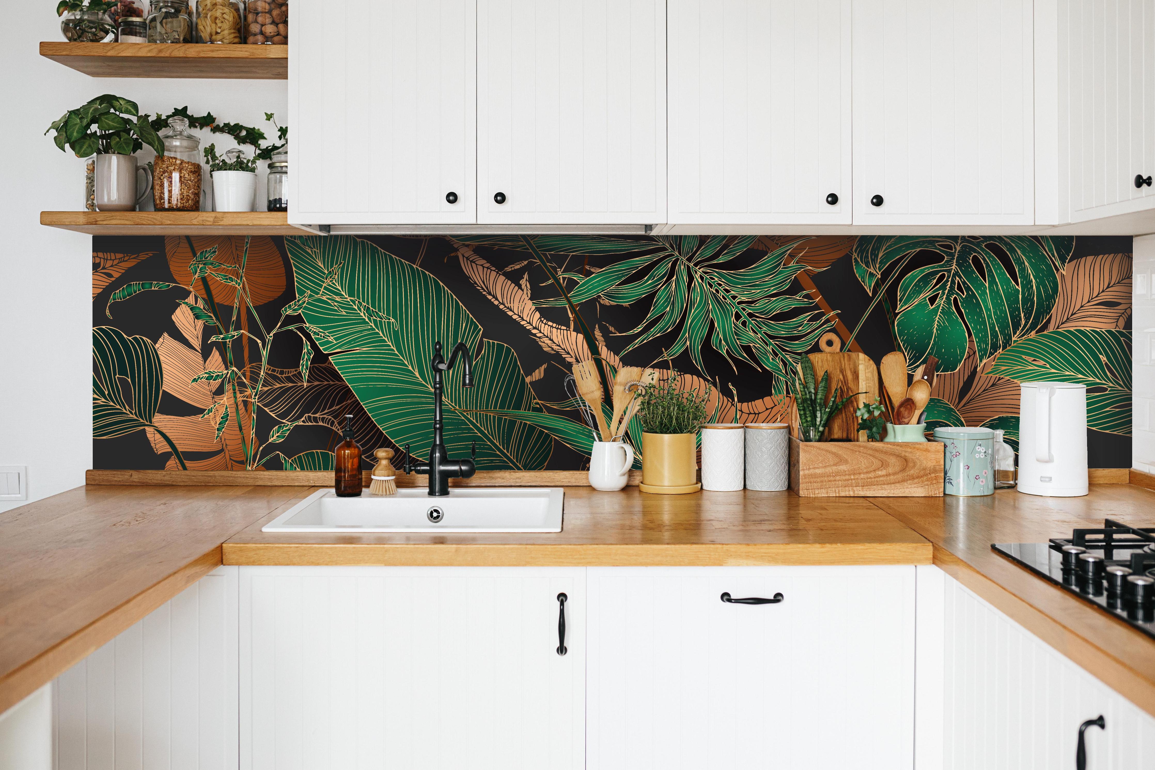 Küche - Dunkles Tropenblatt-Design Textil-Optik hinter weißen Hochglanz-Küchenregalen und schwarzem Wasserhahn