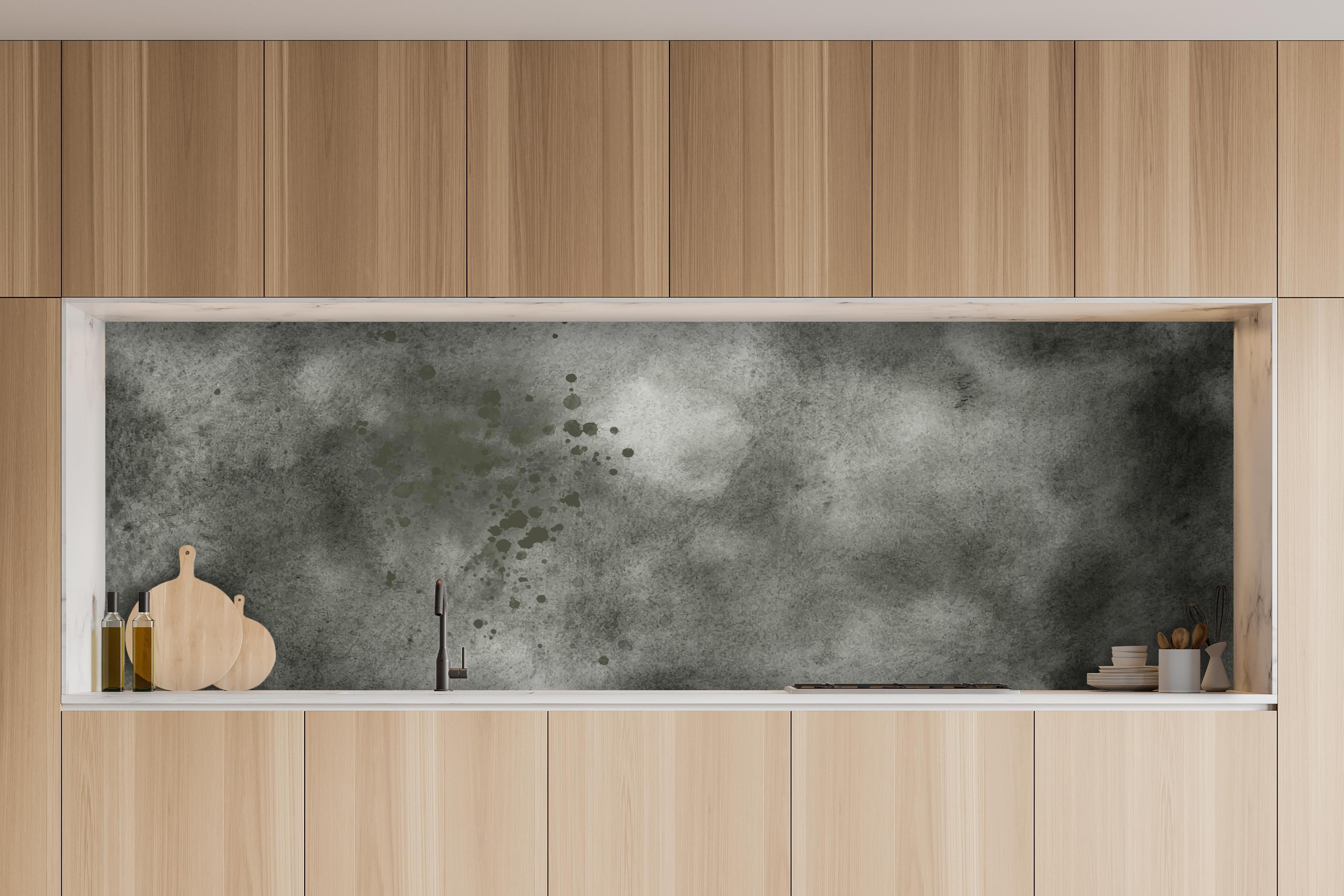 Küche - Dynamische Aquarelltextur in Grau und Schwarz hinter weißen Hochglanz-Küchenregalen und schwarzem Wasserhahn