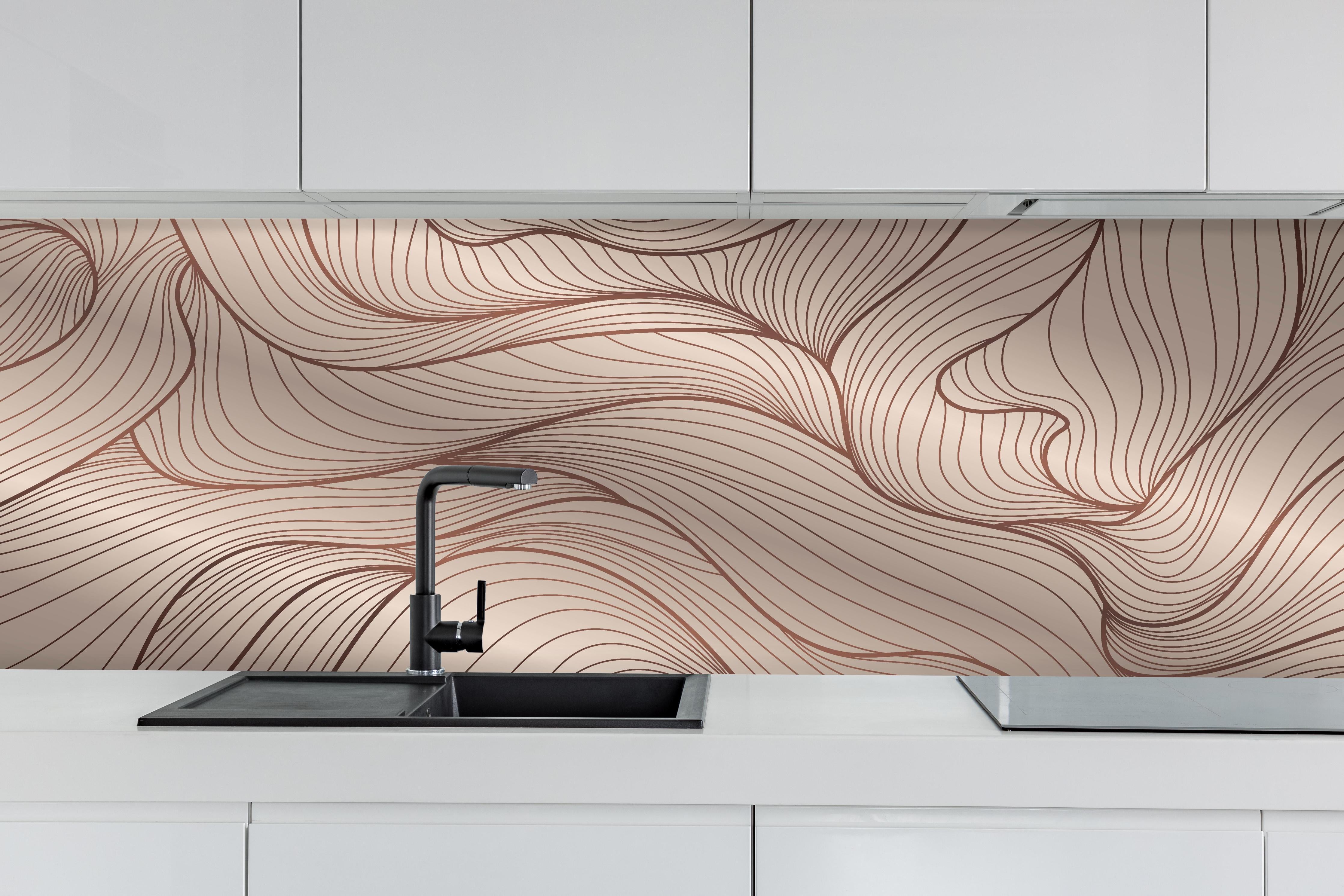 Küche - Dynamische Beige Wellenlinien Struktur Tapete hinter weißen Hochglanz-Küchenregalen und schwarzem Wasserhahn