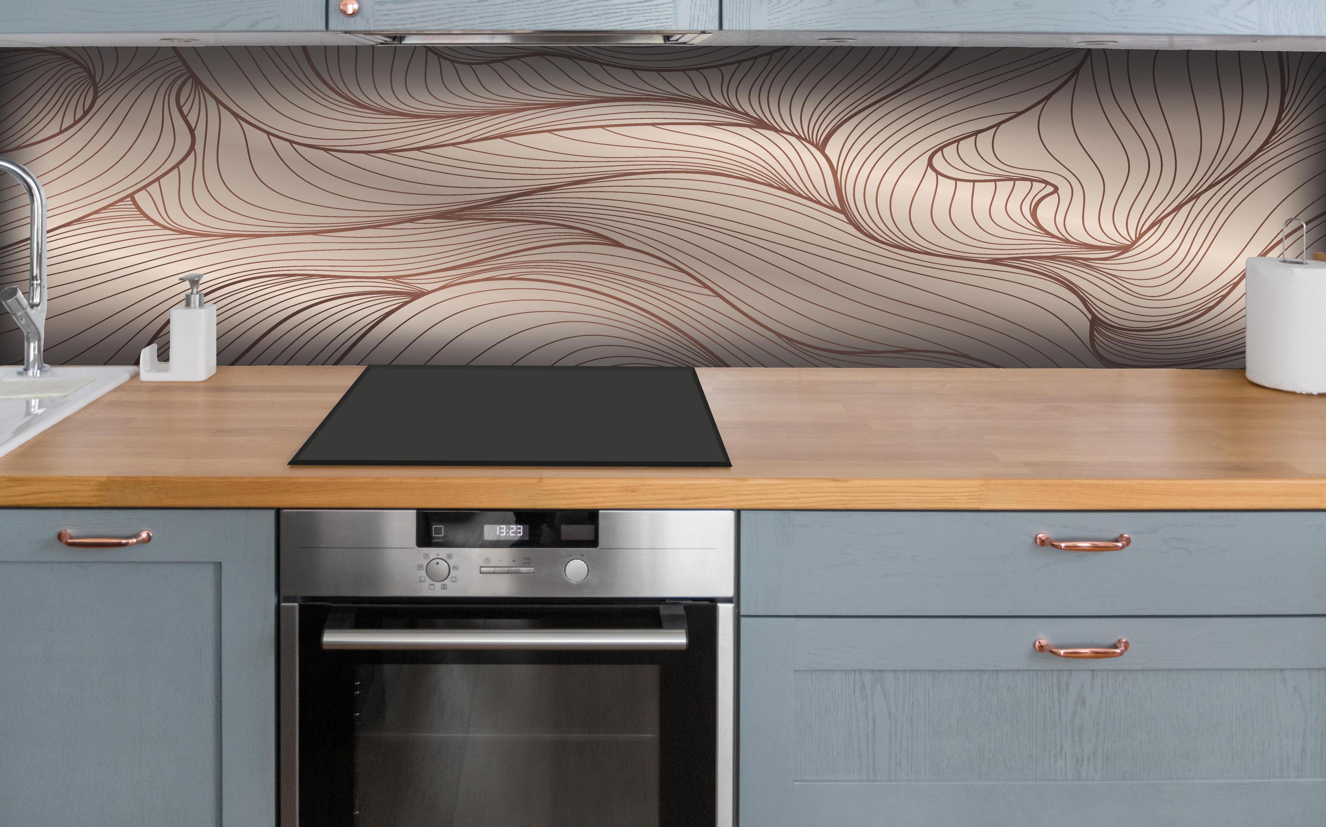 Küche - Dynamische Beige Wellenlinien Struktur Tapete hinter weißen Hochglanz-Küchenregalen und schwarzem Wasserhahn