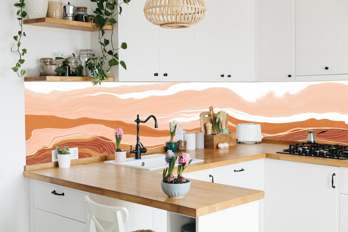Küche - Dynamische Erdfarben Linienstruktur Kunst hinter weißen Hochglanz-Küchenregalen und schwarzem Wasserhahn