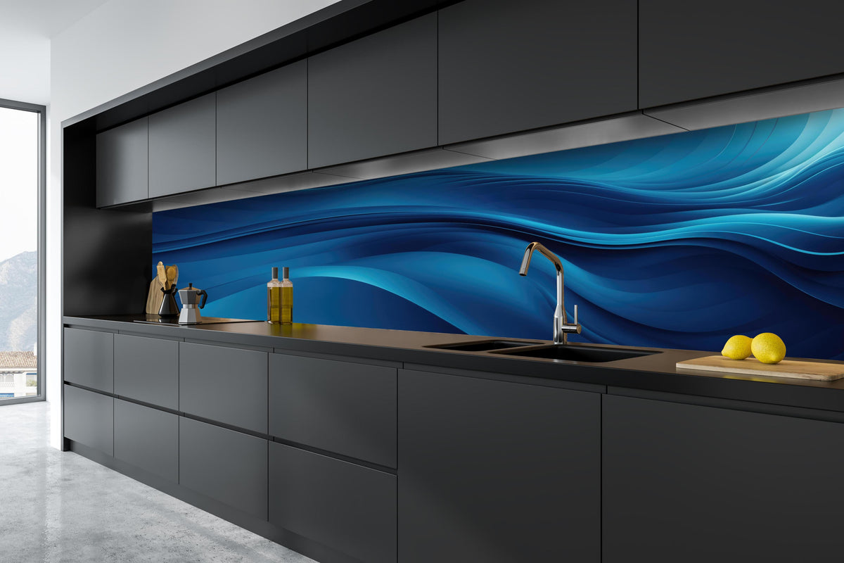 Küche - Dynamische abstrakte Wellen in tiefem Blau hinter weißen Hochglanz-Küchenregalen und schwarzem Wasserhahn