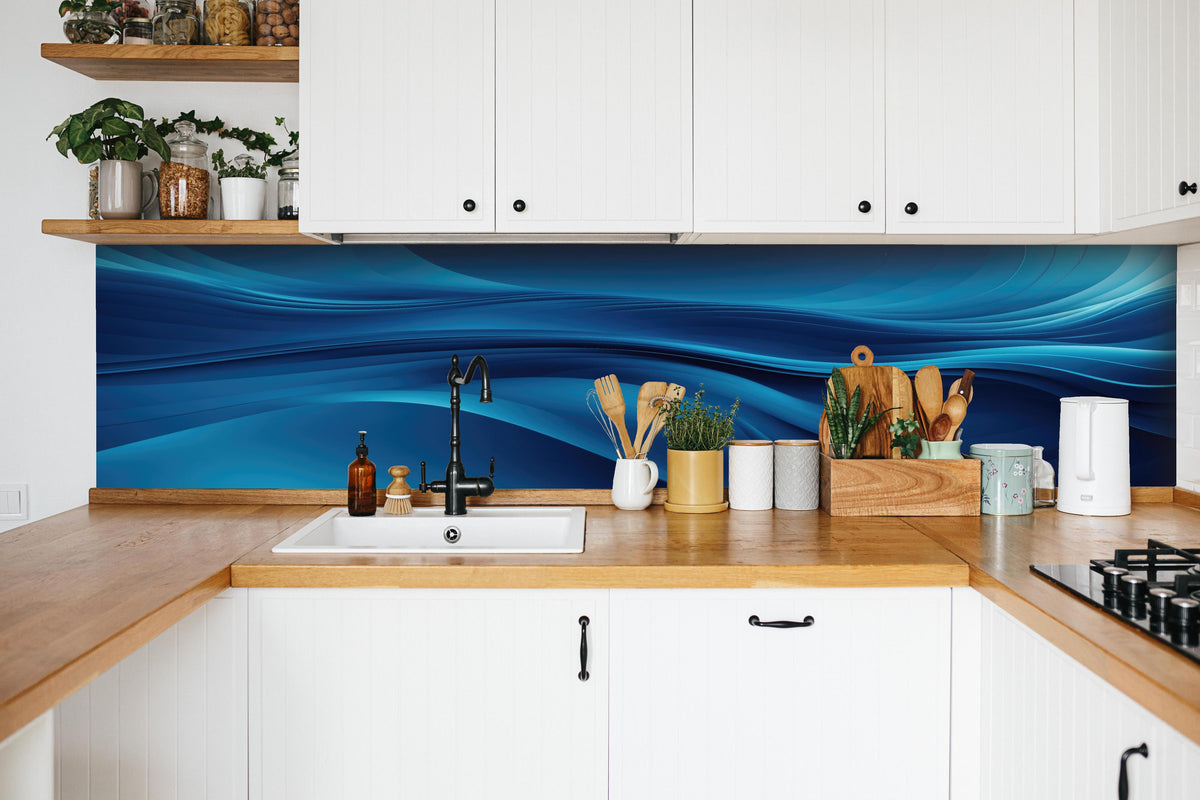 Küche - Dynamische abstrakte Wellen in tiefem Blau hinter weißen Hochglanz-Küchenregalen und schwarzem Wasserhahn