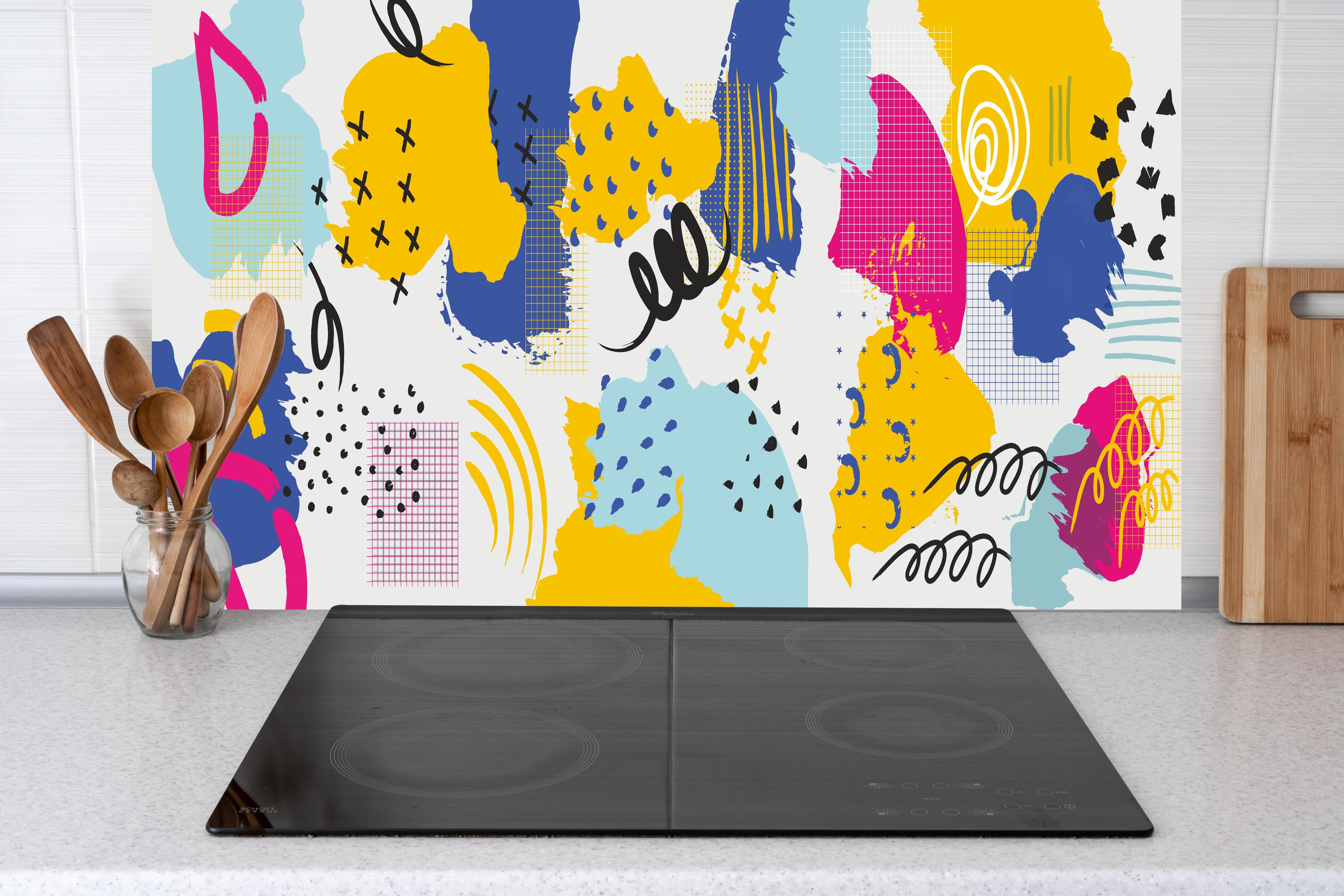 Küche - Dynamisches Buntes Abstrakt-Muster Kunstwerk hinter weißen Hochglanz-Küchenregalen und schwarzem Wasserhahn