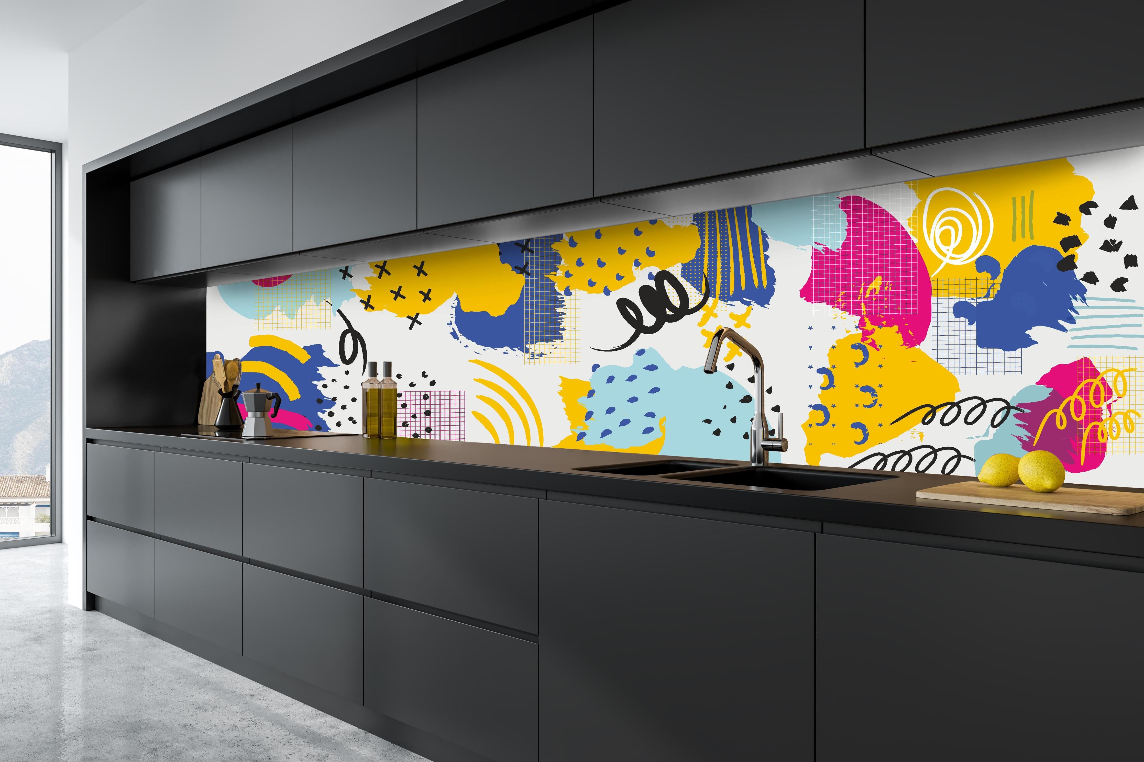 Küche - Dynamisches Buntes Abstrakt-Muster Kunstwerk hinter weißen Hochglanz-Küchenregalen und schwarzem Wasserhahn