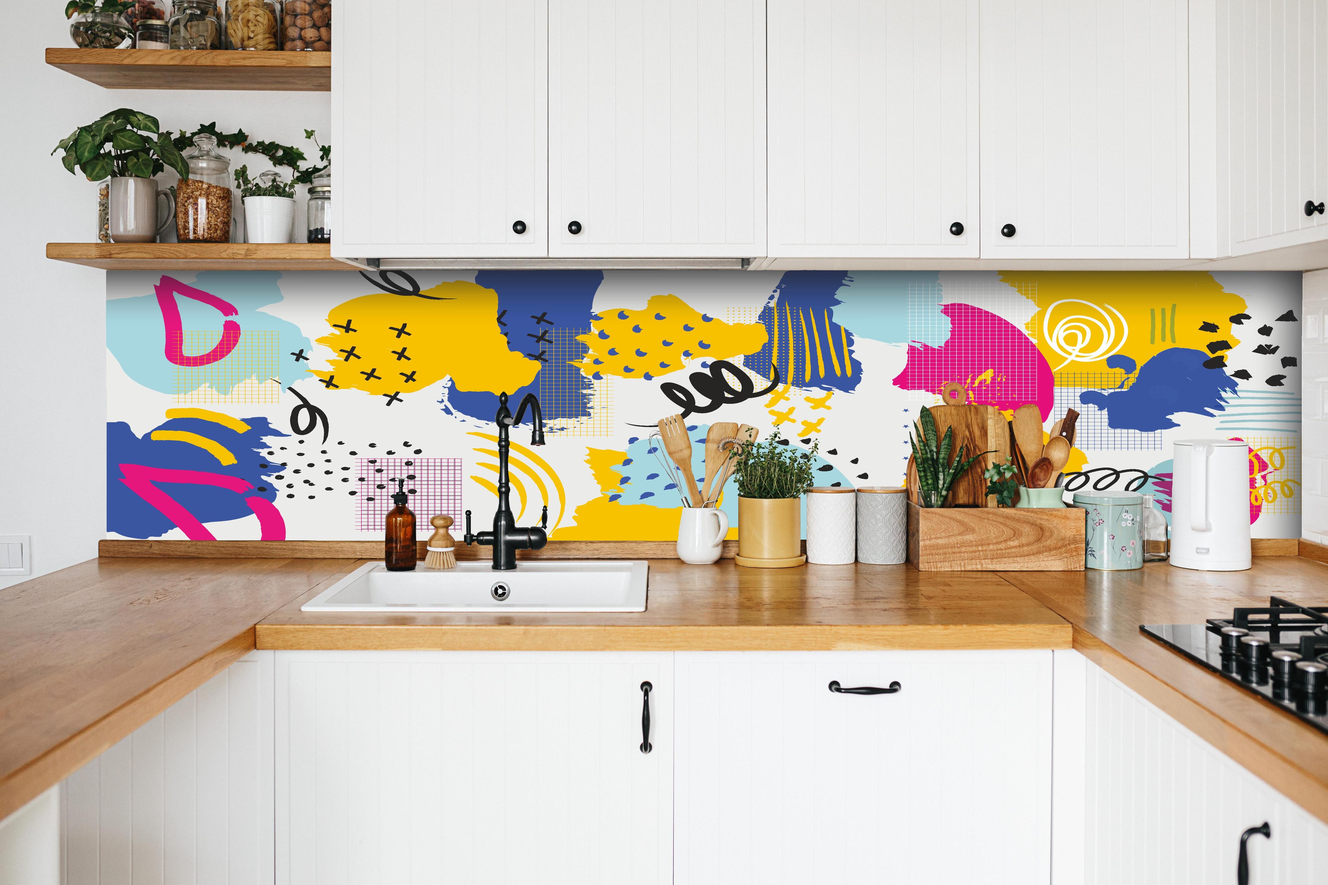 Küche - Dynamisches Buntes Abstrakt-Muster Kunstwerk hinter weißen Hochglanz-Küchenregalen und schwarzem Wasserhahn