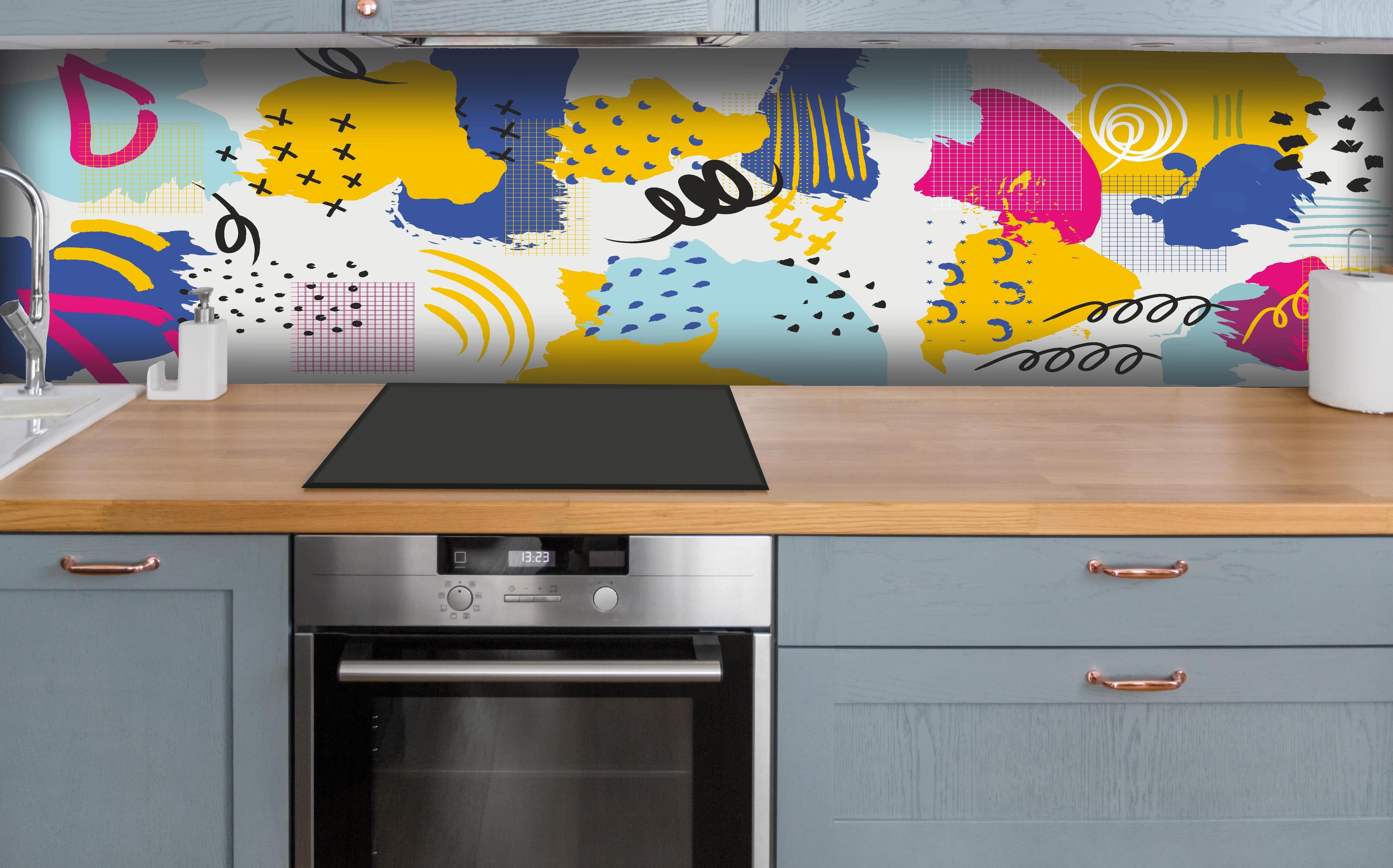 Küche - Dynamisches Buntes Abstrakt-Muster Kunstwerk hinter weißen Hochglanz-Küchenregalen und schwarzem Wasserhahn