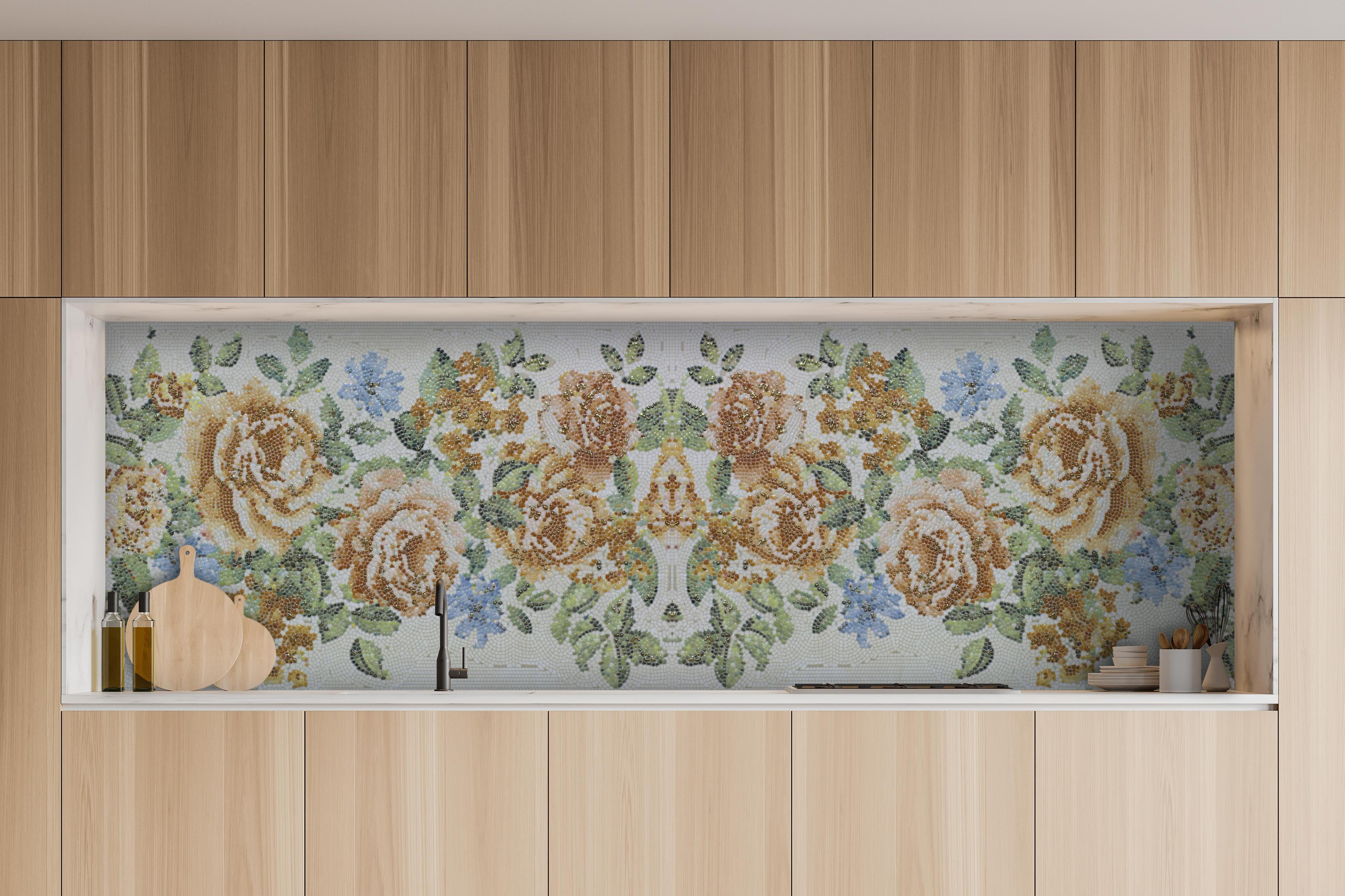 Küche - Edle Blumen Textur in Pastelltönen Design hinter weißen Hochglanz-Küchenregalen und schwarzem Wasserhahn