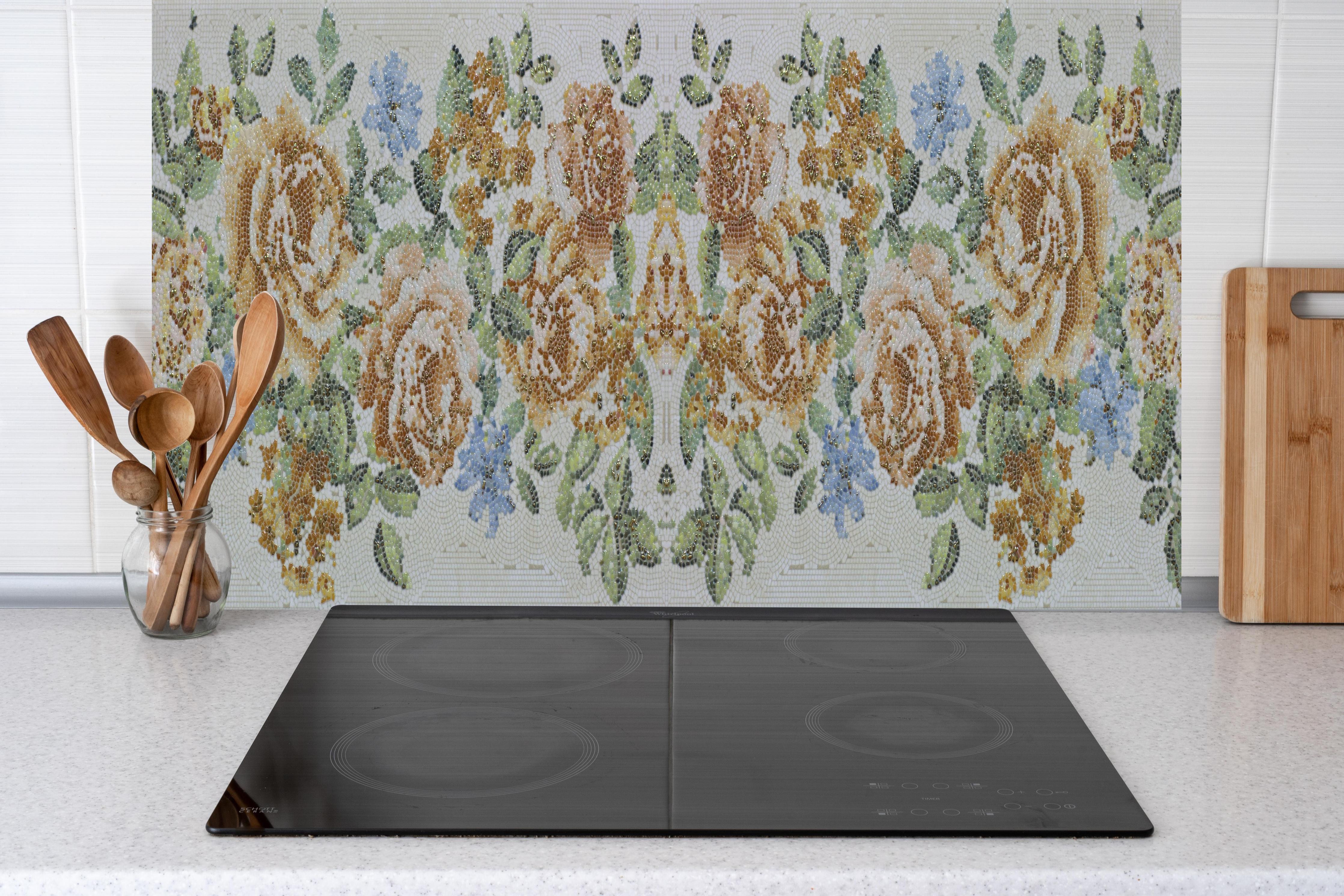 Küche - Edle Blumen Textur in Pastelltönen Design hinter weißen Hochglanz-Küchenregalen und schwarzem Wasserhahn