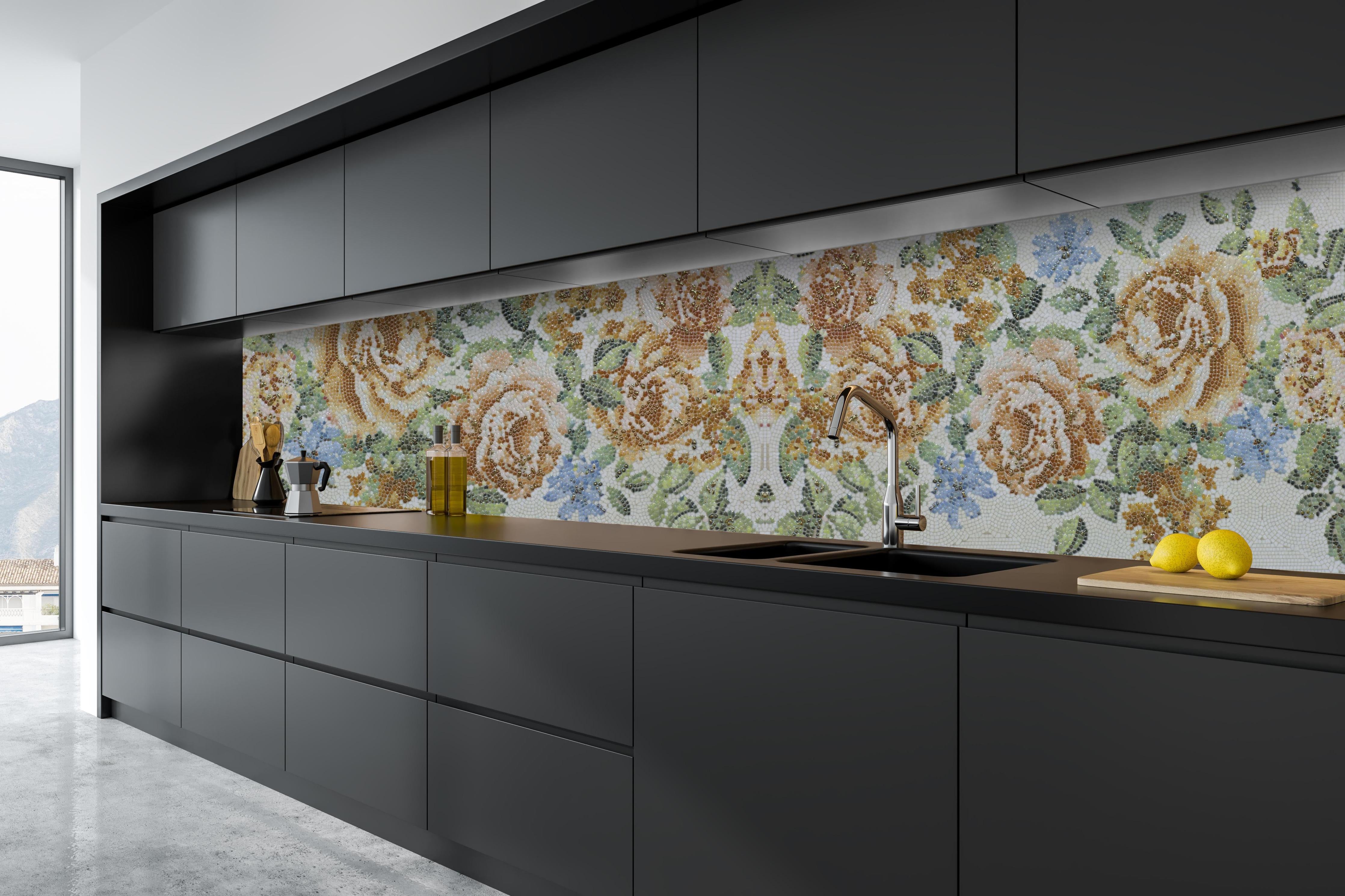 Küche - Edle Blumen Textur in Pastelltönen Design hinter weißen Hochglanz-Küchenregalen und schwarzem Wasserhahn