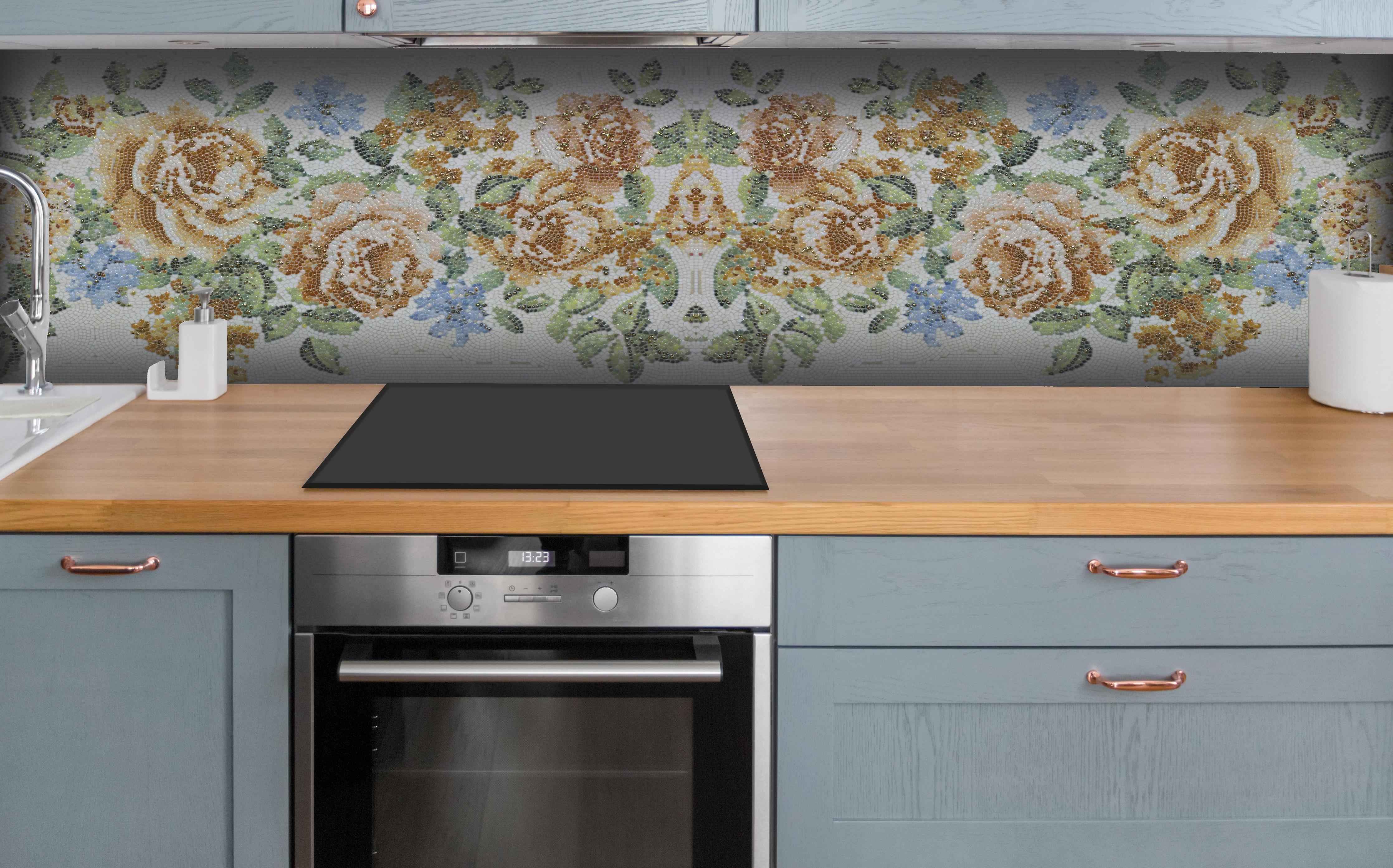 Küche - Edle Blumen Textur in Pastelltönen Design hinter weißen Hochglanz-Küchenregalen und schwarzem Wasserhahn
