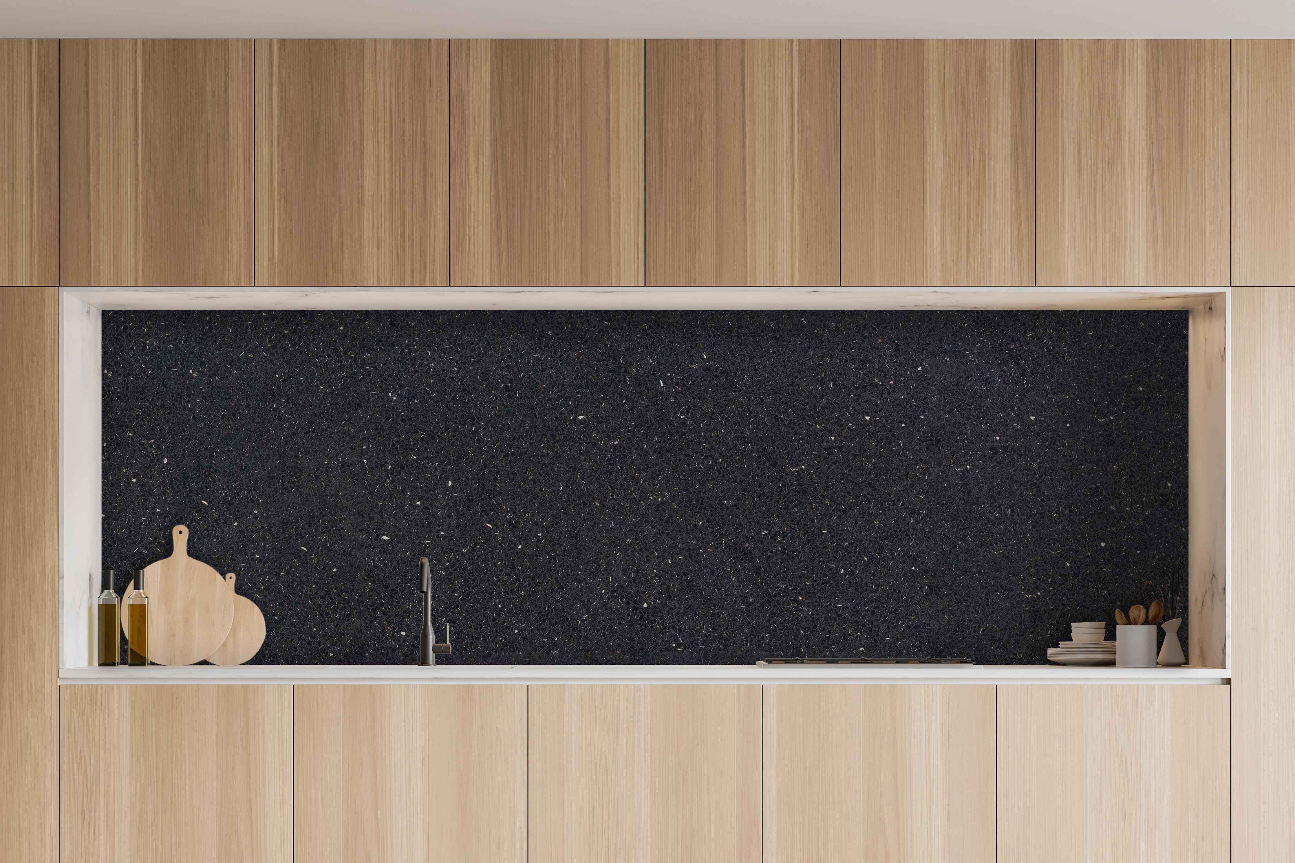 Küche - Edle schwarze Granite Marmor-Textur hinter weißen Hochglanz-Küchenregalen und schwarzem Wasserhahn