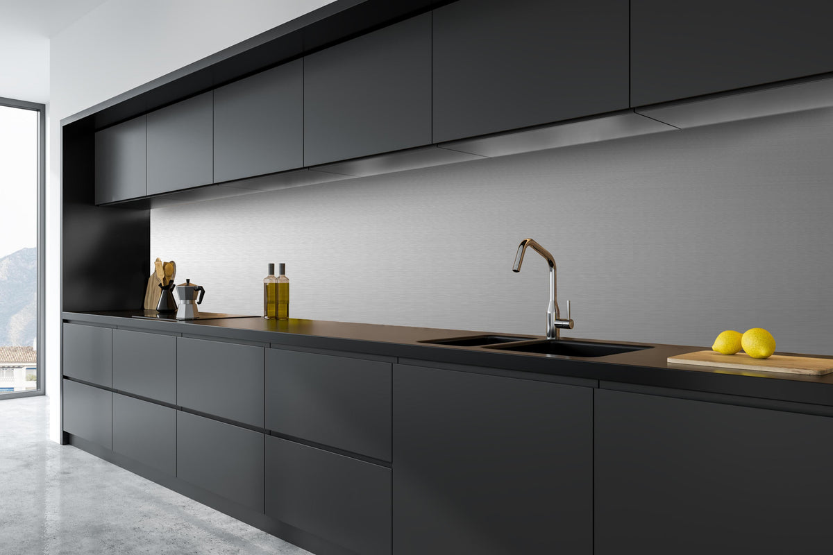 Küche - Edler gebürsteter Metall-Hintergrund in Graunuancen hinter weißen Hochglanz-Küchenregalen und schwarzem Wasserhahn