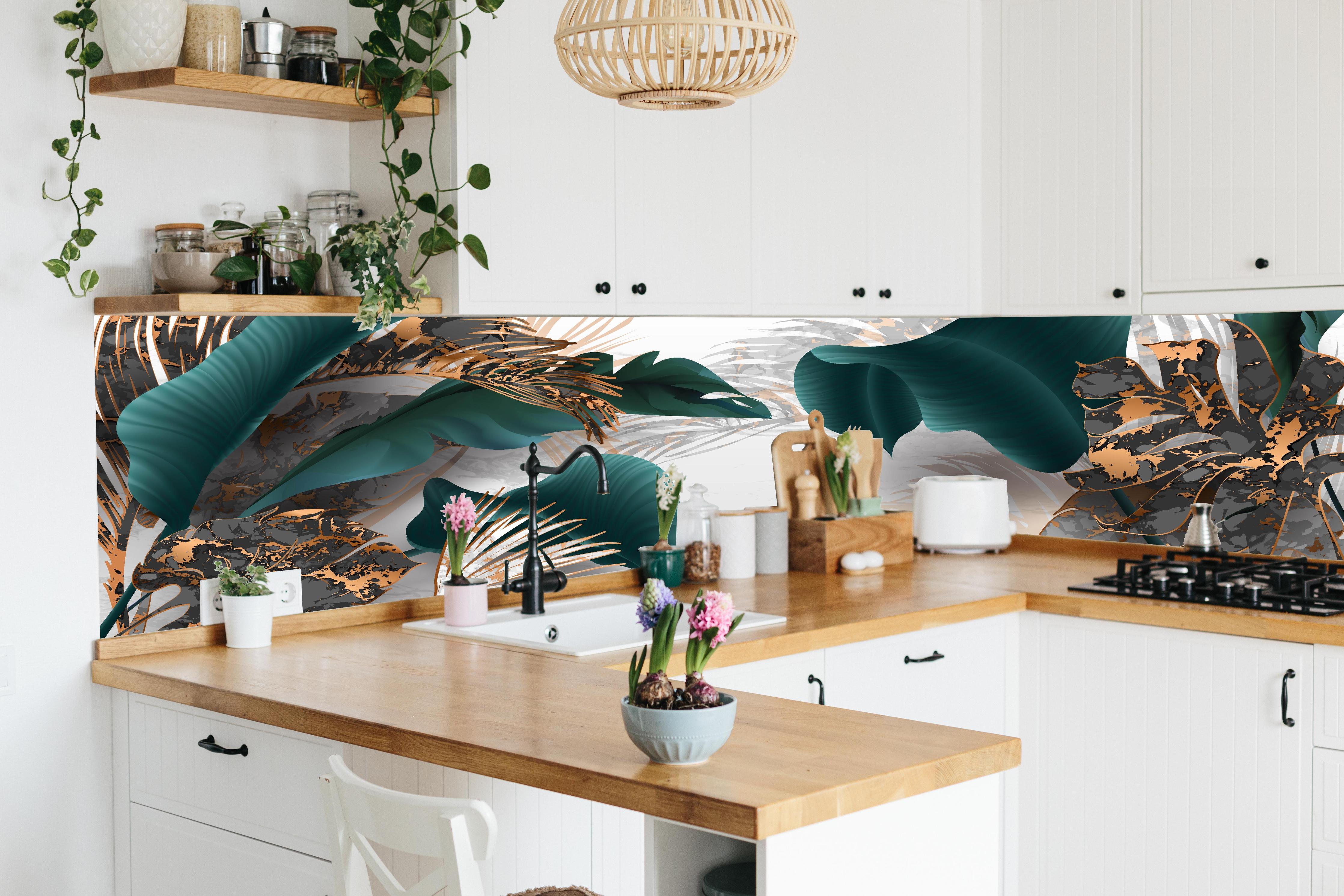 Küche - Edles Blattwerk in Grün mit Goldakzenten hinter weißen Hochglanz-Küchenregalen und schwarzem Wasserhahn