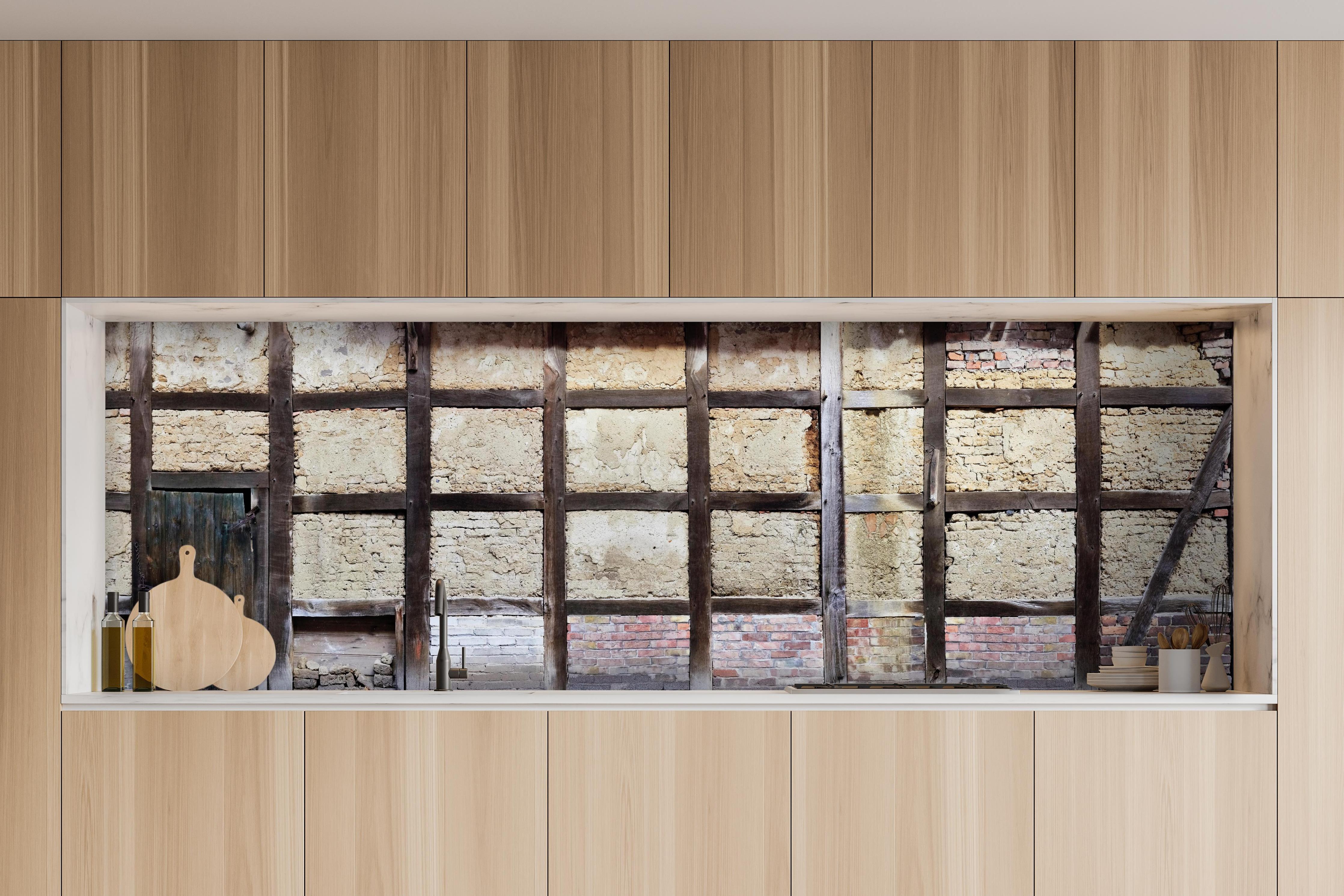 Küche - Eingang eines Deutschen Fachwerkhauses hinter weißen Hochglanz-Küchenregalen und schwarzem Wasserhahn