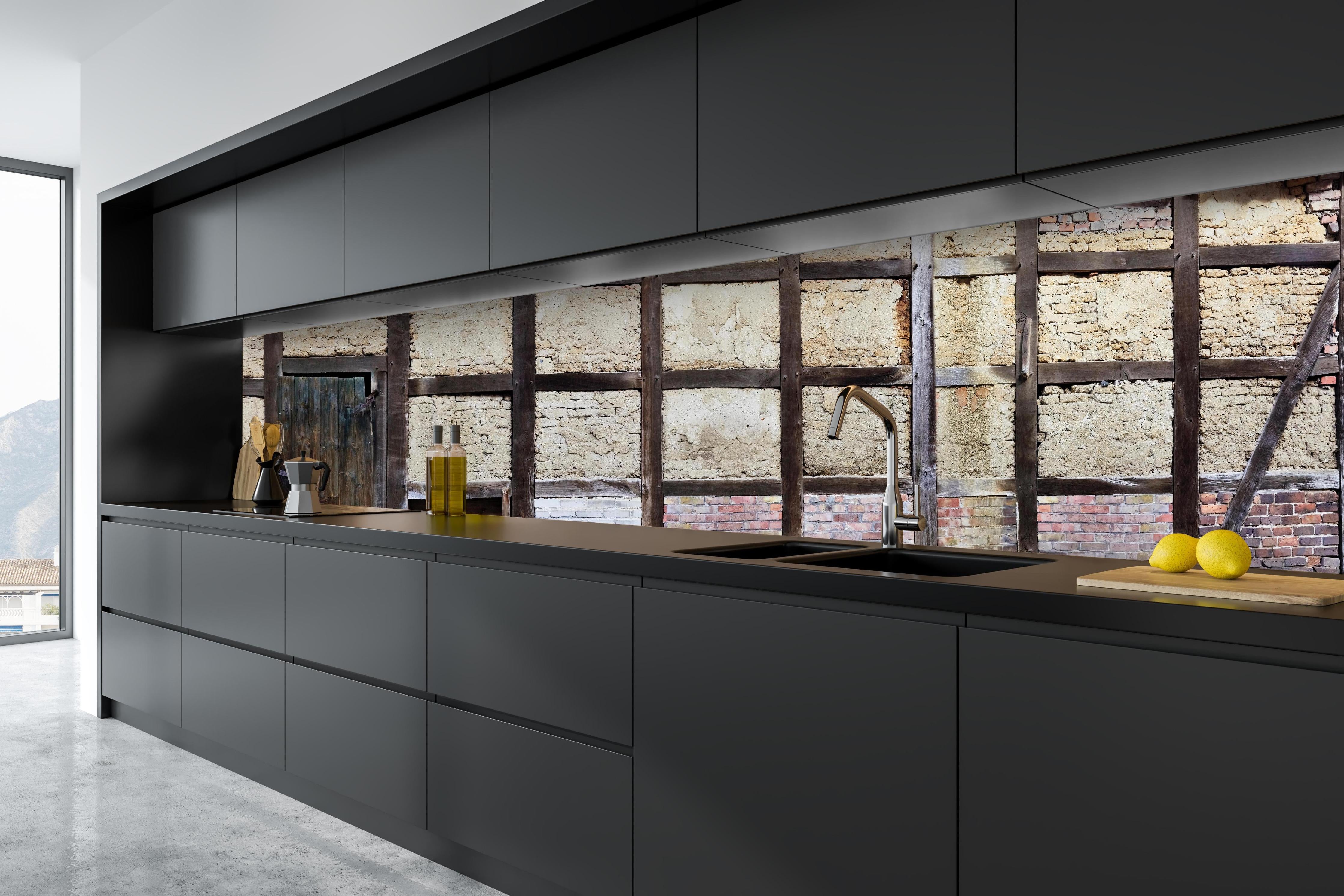 Küche - Eingang eines Deutschen Fachwerkhauses hinter weißen Hochglanz-Küchenregalen und schwarzem Wasserhahn